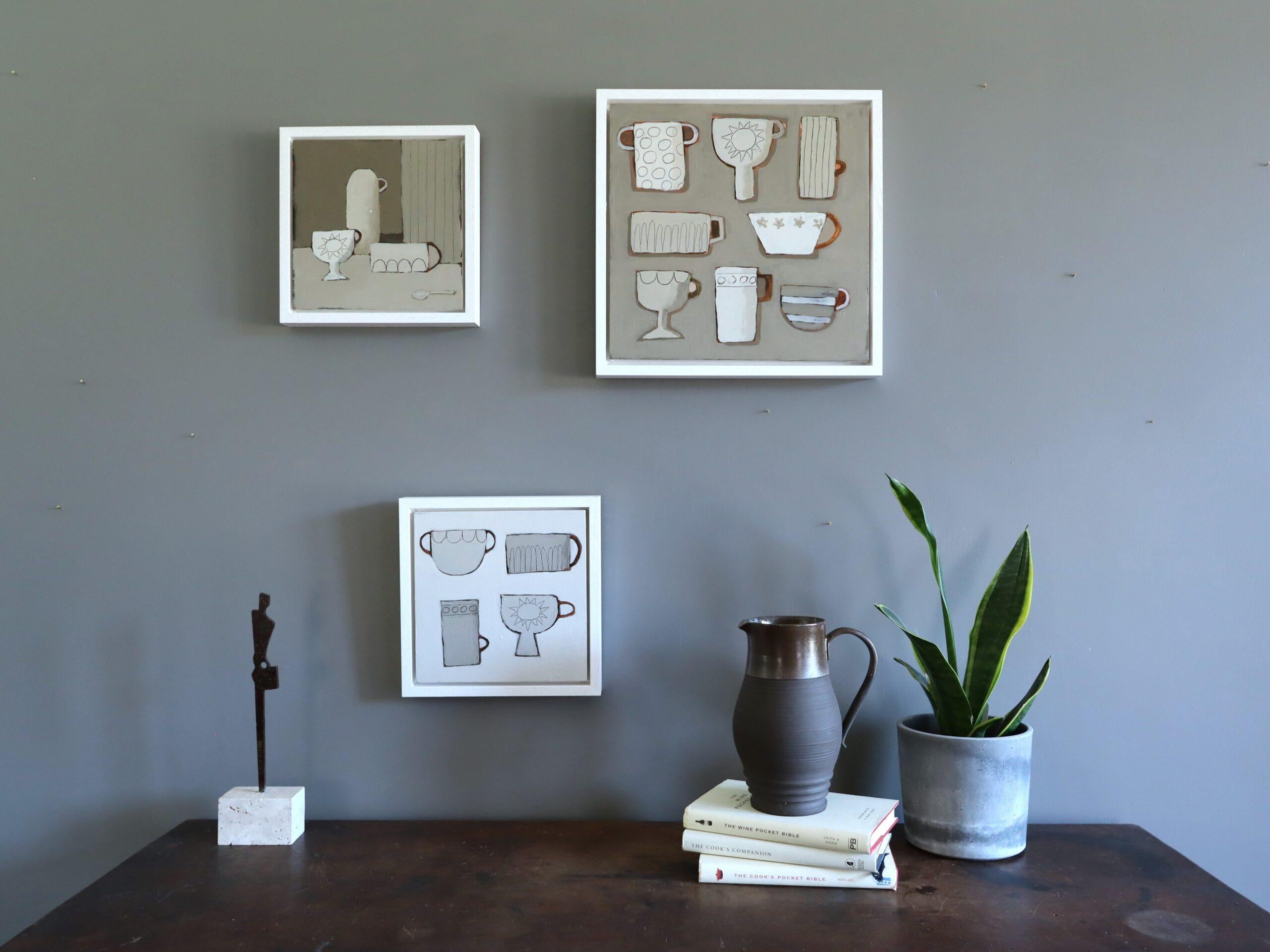 2025 Zeitgenössisches britisches Original-Stillleben-Acrylgemälde - Limitierte Tassen (Grau), Still-Life Painting, von Annemarie Derrick