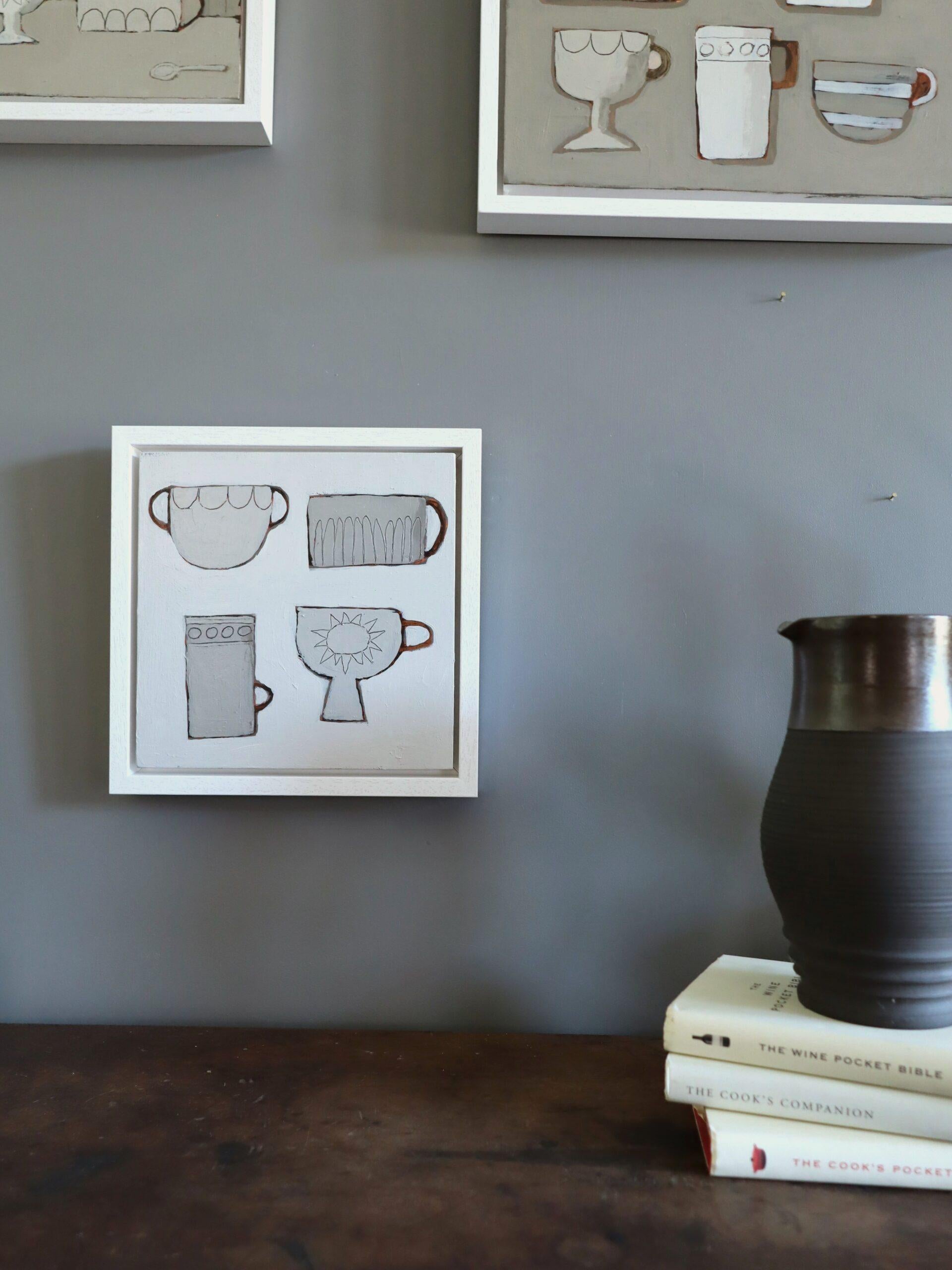 LIMITED CUPS
Größe: 23,5 x 23,5 cm (einschließlich Rahmen)
Acryl auf Holzplatte

Ein zeitgenössisches Acrylgemälde der britischen Künstlerin Annemarie Derrick aus dem Jahr 2025, das vier stilisierte Tassen zeigt, die mit spielerischer Einfachheit im