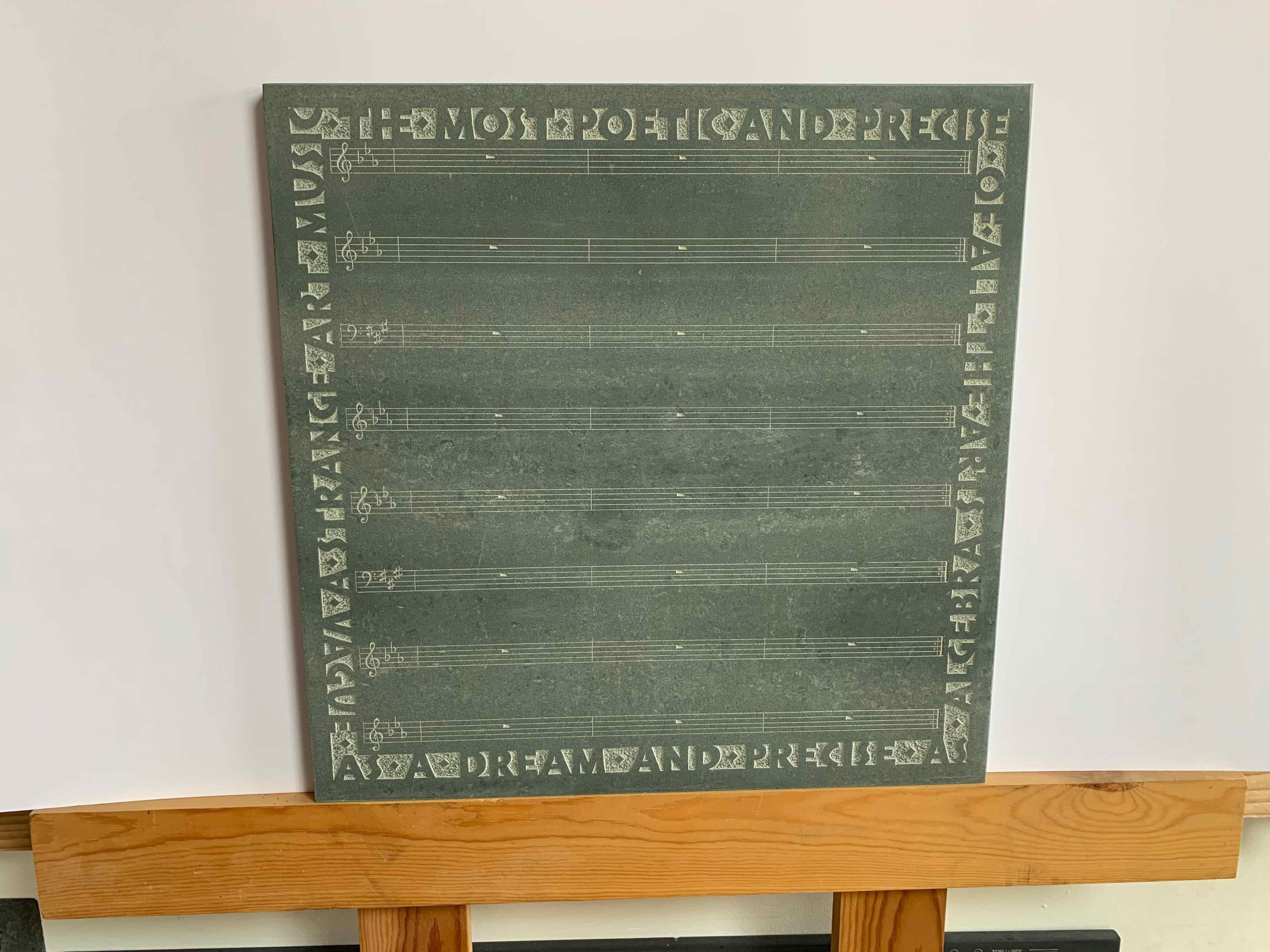 Sonidos del Silencio, Poesía Tallada a Mano en Escultura de Pizarra Verde - Art Contemporáneo de Annet Stirling