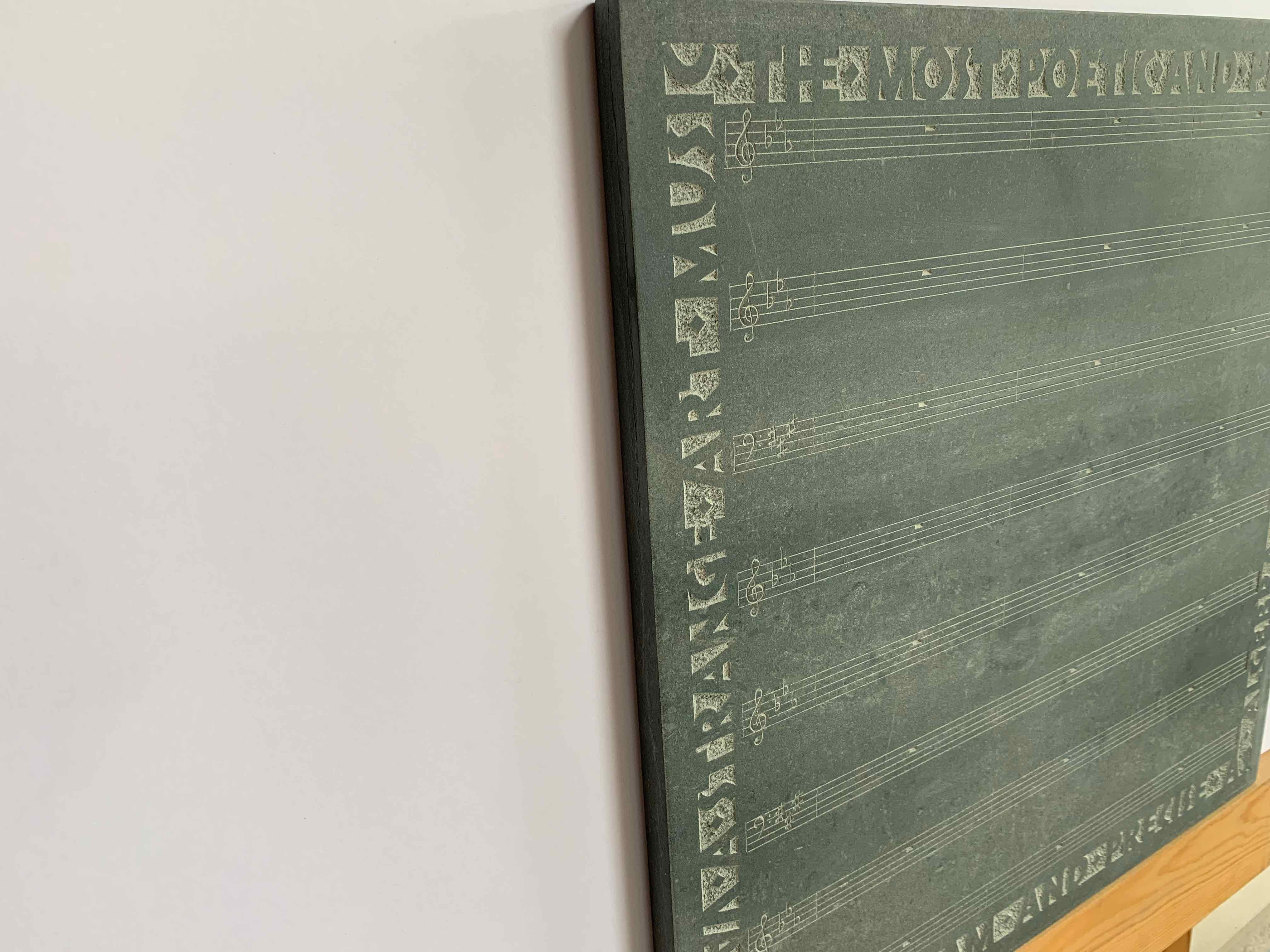 Se trata de una obra de arte original y única realizada por uno de los escultores de letras más creativos del mundo, y tendrá un aspecto magnífico tanto por dentro como por fuera.  Talla un extracto de la partitura de 4'33 de John Cage en la que el