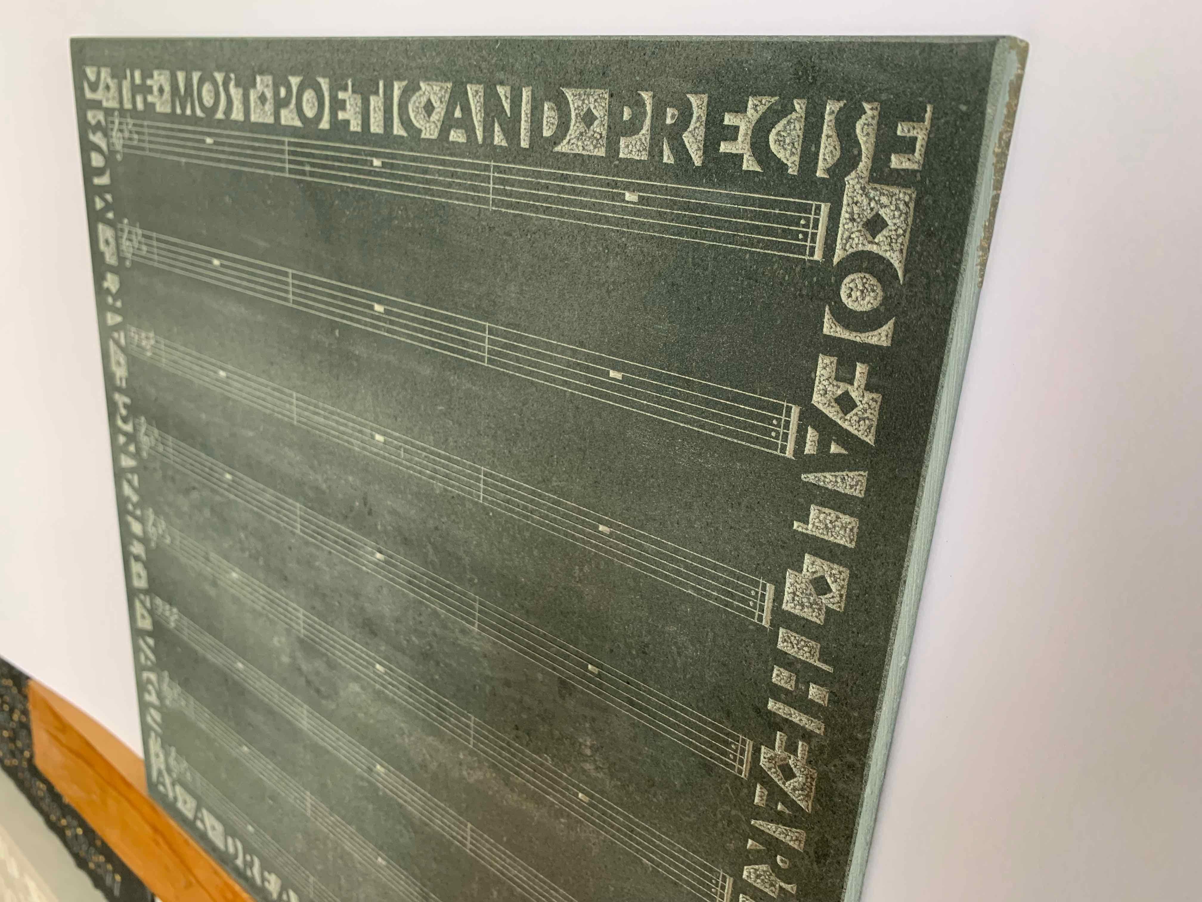 Sonidos del Silencio, Poesía Tallada a Mano en Escultura de Pizarra Verde en venta 1