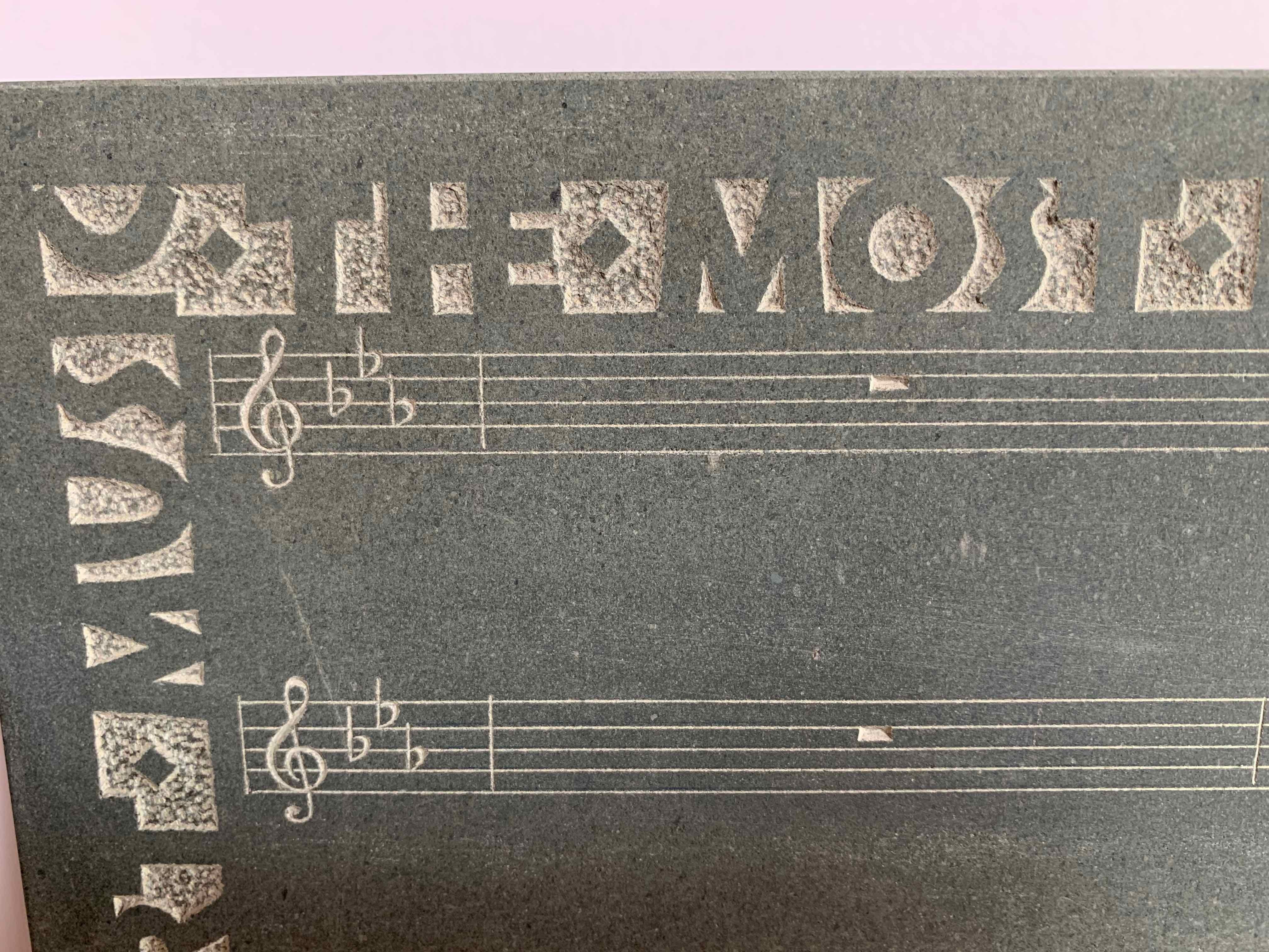 Sonidos del Silencio, Poesía Tallada a Mano en Escultura de Pizarra Verde en venta 2