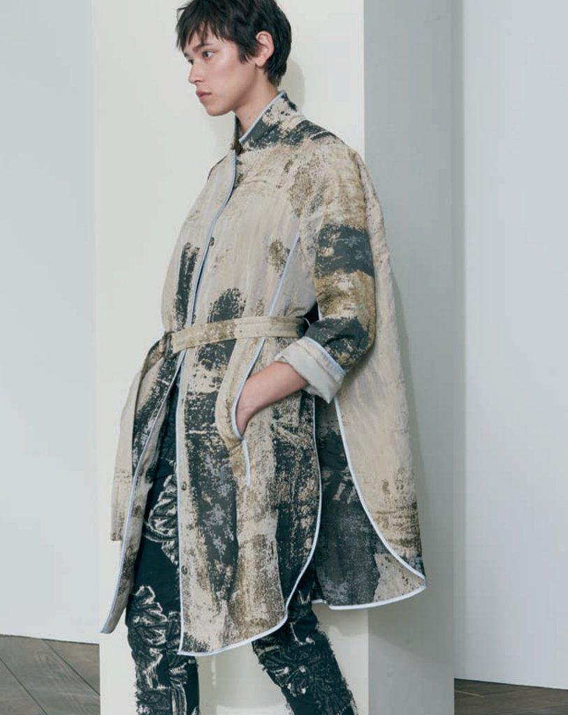 Annette Gortz Beige & Grey Print  Oversized Belted Coat

-Made of a soft Brocade 
-Gorgeous neutral print depicting an old paint like motif 
-Side slits 
-Belted 
-Snap button fastening to the front 
-Partially lined 
-Concealed pockets to the front