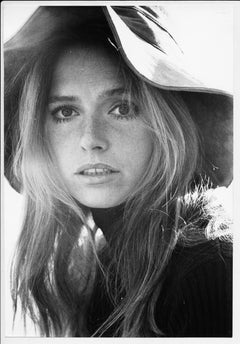 Ritratto dell'attrice tedesca Eva Renzi con cappello contro i raggi del sole, circa anni '60.