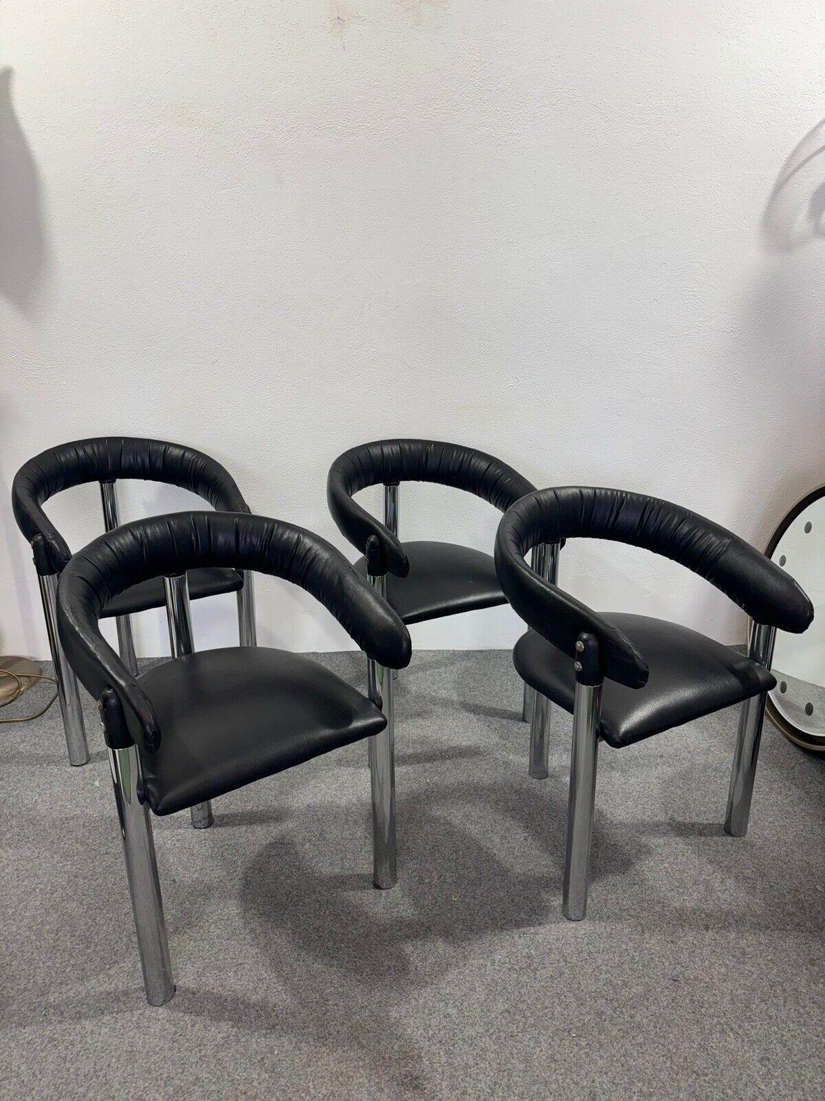 70s- magnifique ensemble composé de 4 fauteuils au design sculptural


Structure en acier chromé, assise et dossier recouverts de cuir véritable noir.



L'article est en bon état de conservation, il n'y a pas de défaut esthétique ou structurel à