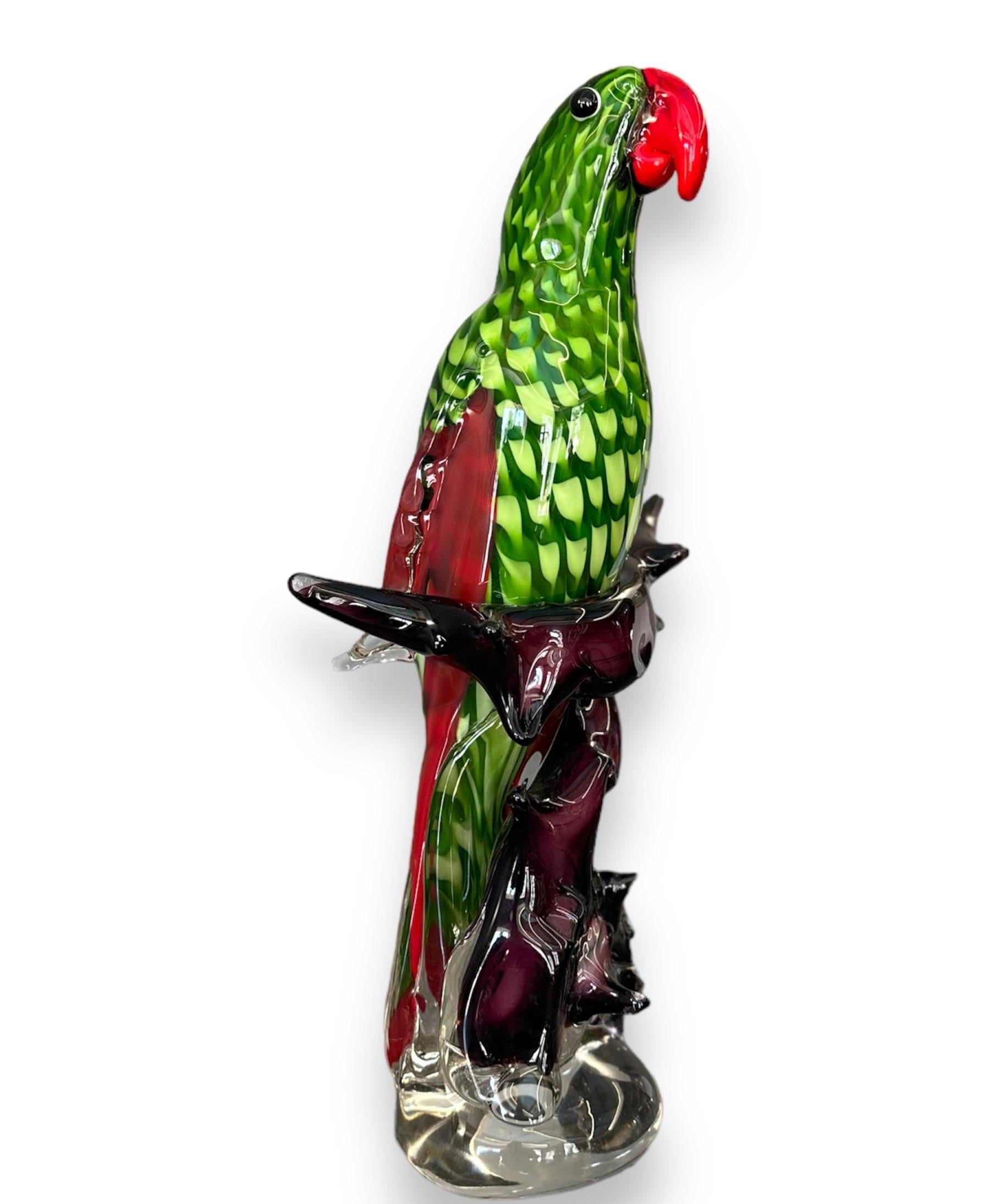 Sculpture en verre de Murano représentant un perroquet.

Italie - Années 1970

Dimensions : H 50 