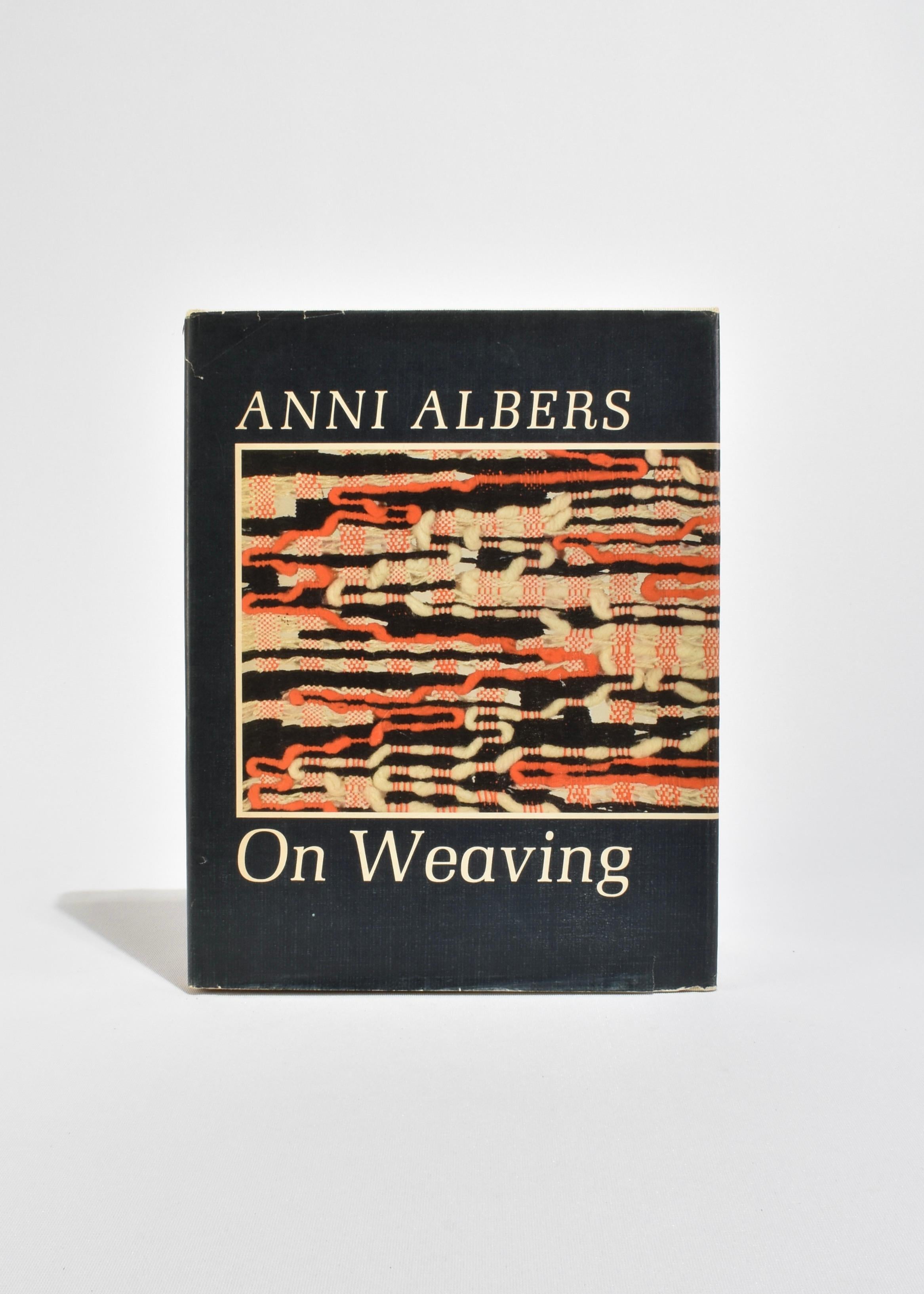 Libro cartonato d'epoca, On Weaving di Anni Albers. Pubblicato da Wesleyan University Press, 1965. Terza stampa, 204 pagine.

Manifesto tessile modernista di una delle figure più influenti del Bauhaus, On Weaving offre una profonda meditazione sulla
