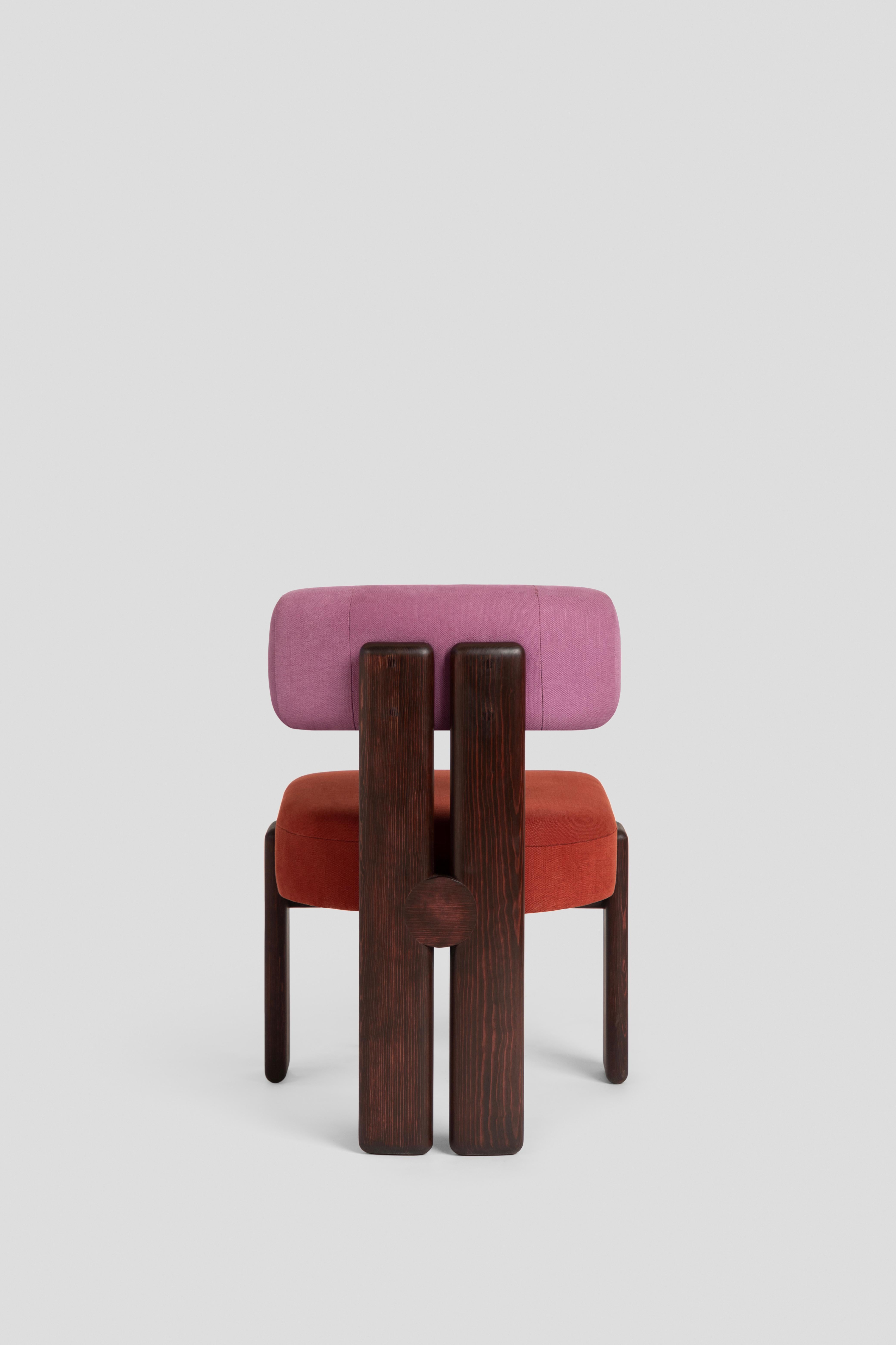 Moderner De la Paz-Esszimmerstuhl aus Holz, Burgunderrote und rosa Polsterung  im Angebot 4