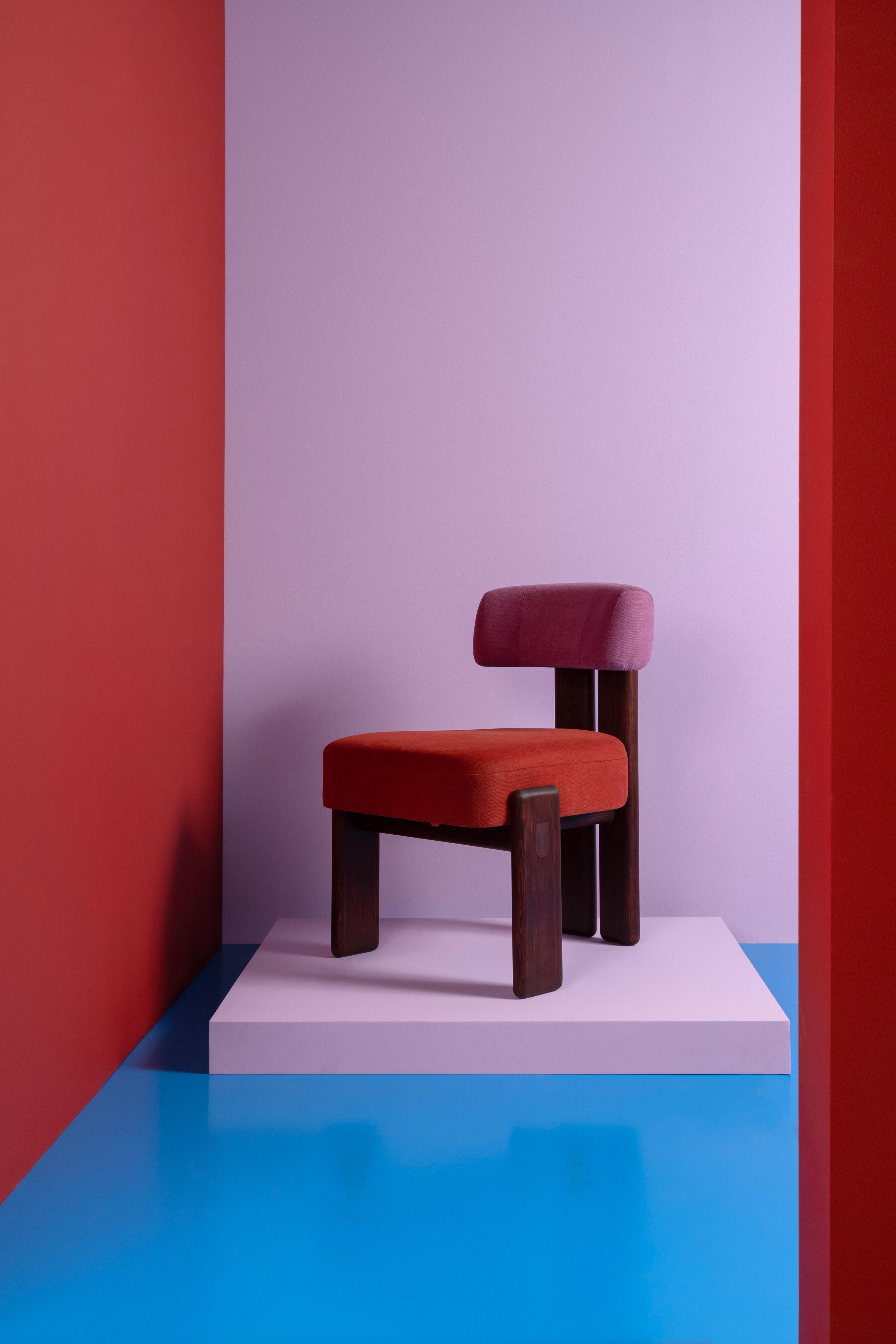 Moderne Chaise de salle à manger moderne De la Paz en bois, tapisserie bourgogne et rose  en vente