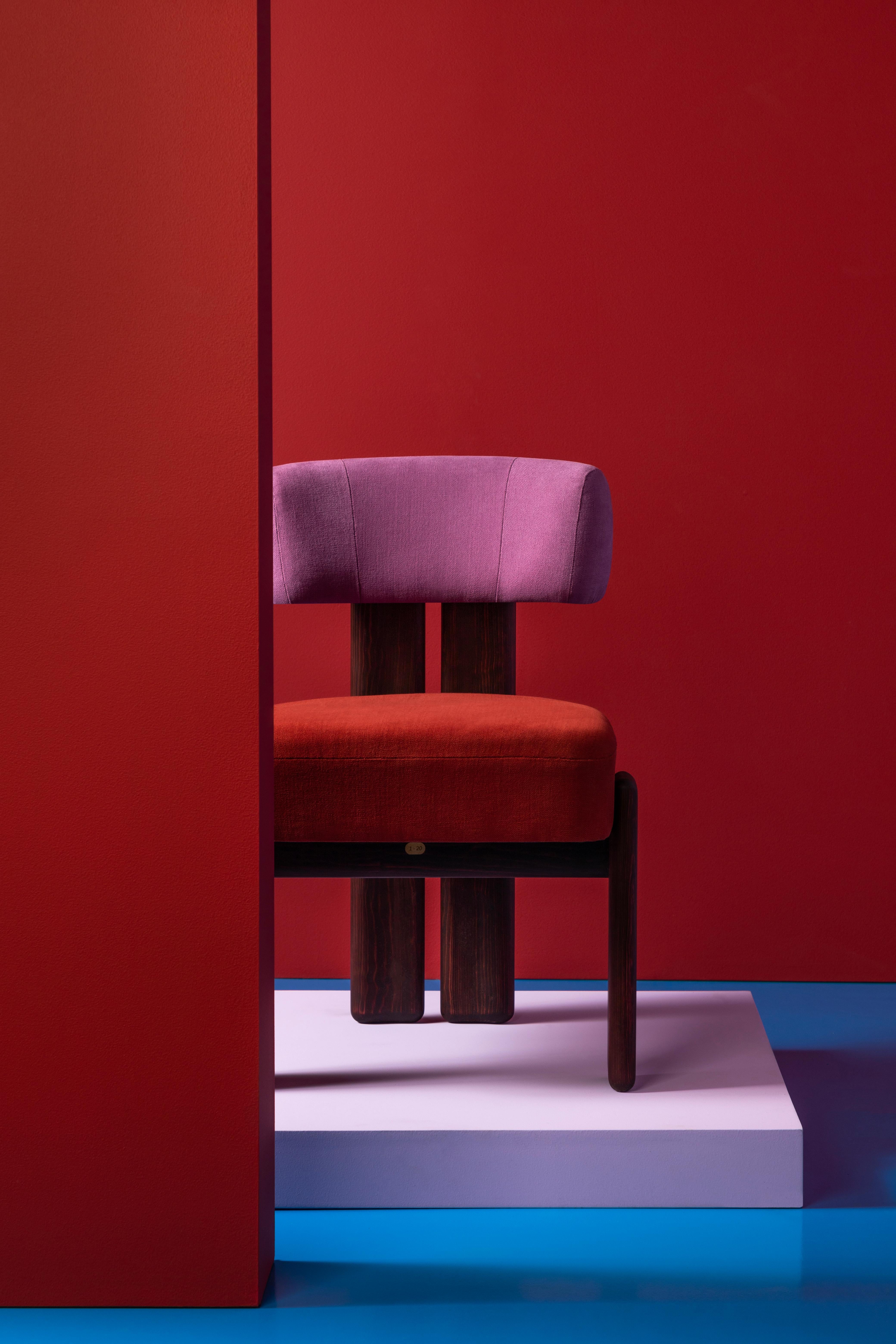 Moderner De la Paz-Esszimmerstuhl aus Holz, Burgunderrote und rosa Polsterung  (Handgefertigt) im Angebot
