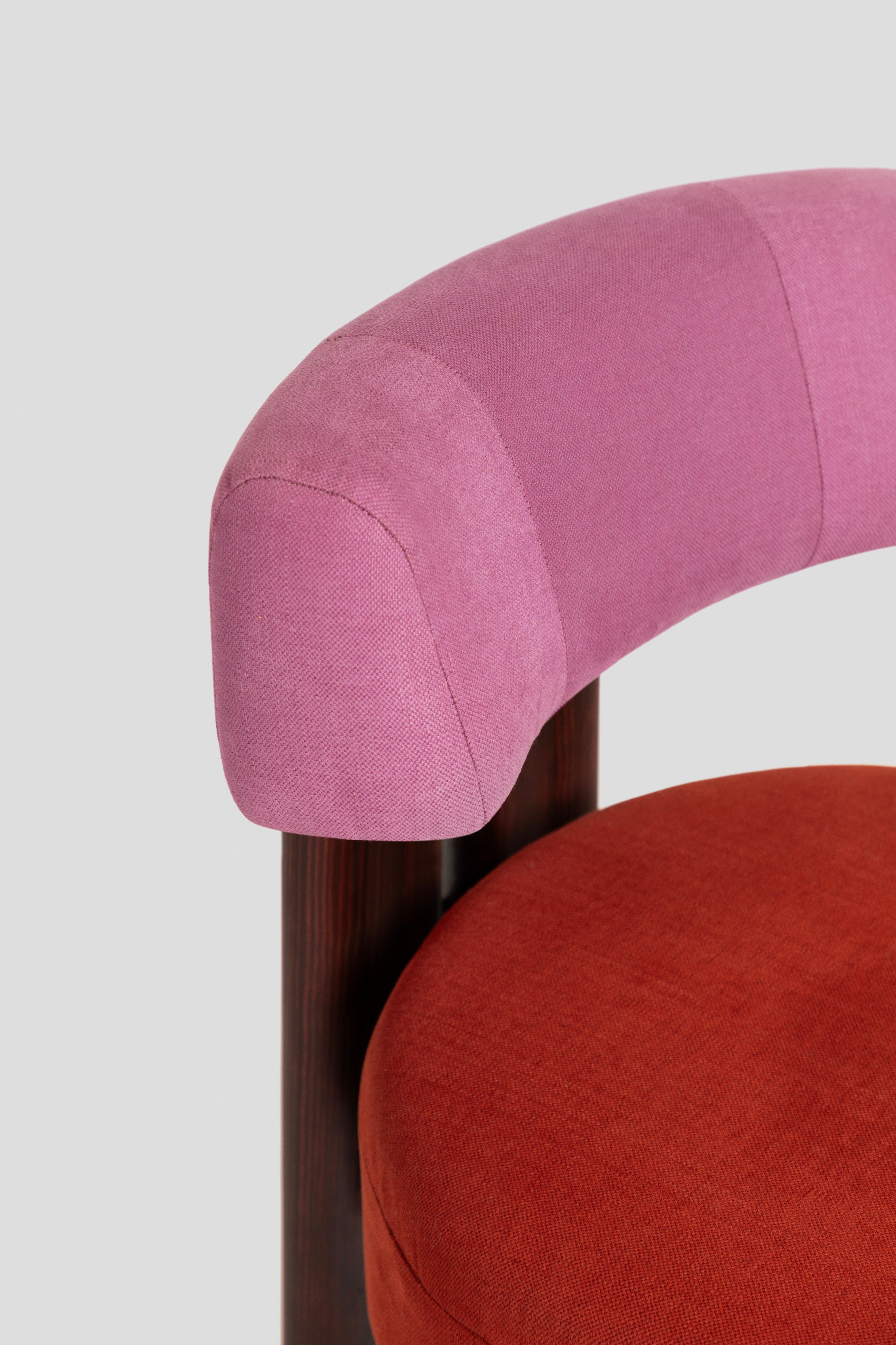 Moderner De la Paz-Esszimmerstuhl aus Holz, Burgunderrote und rosa Polsterung  (Hartholz) im Angebot