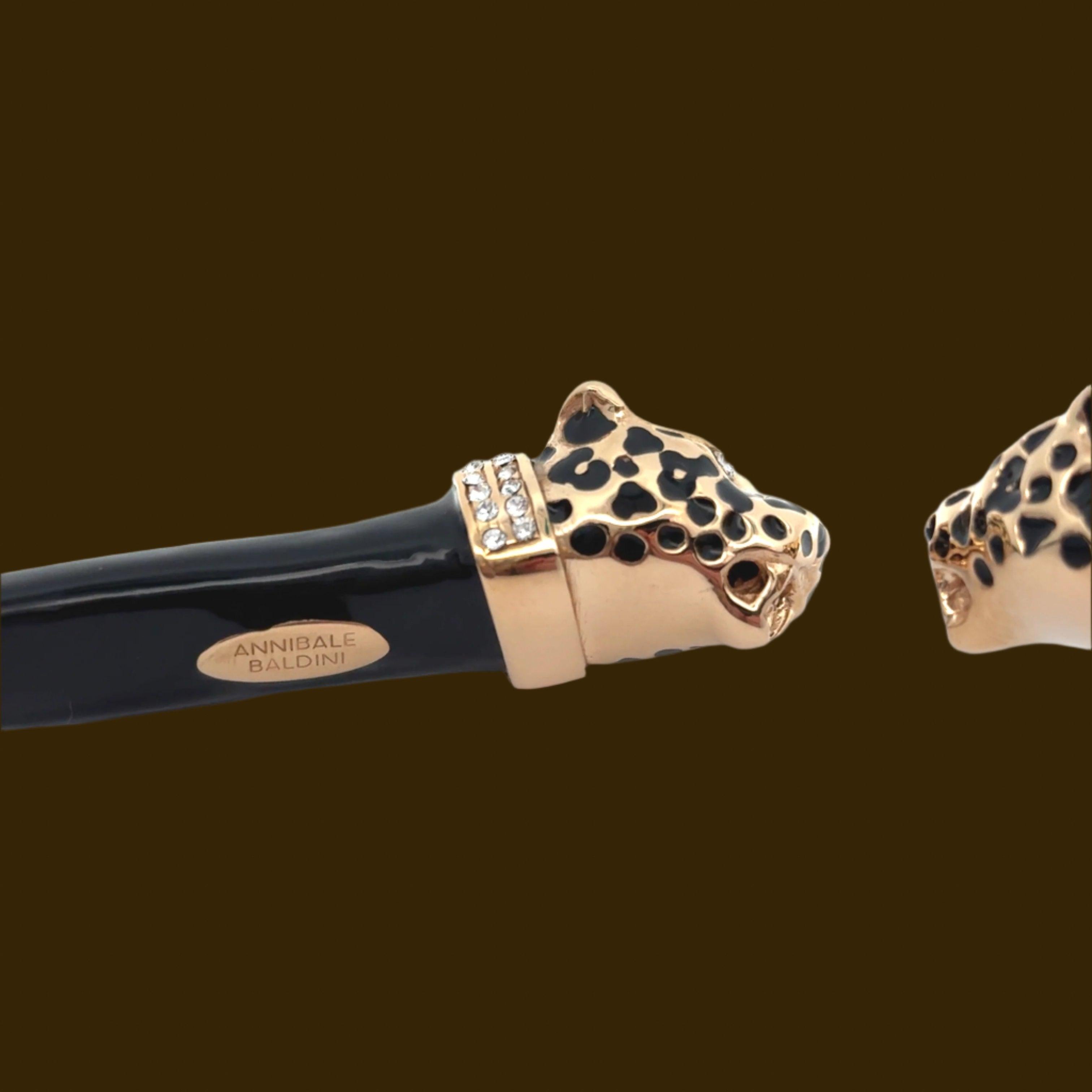 Realizzata a mano in Italia da abili artigiani, la collana Annibale Baldini Italian Double Leopard and Swarovski Crystal Statement Necklace emana potenza ed eleganza. Caratterizzato da uno splendido design leopardato e da scintillanti cristalli
