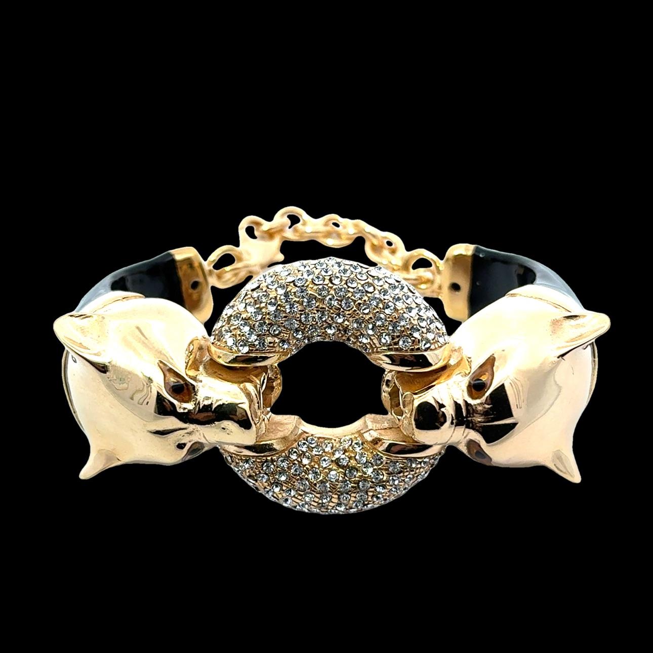 Das von erfahrenen Handwerkern in Italien gefertigte Annibale Baldini Italian Panther and Swarovski Crystal Statement Bracelet strahlt Kraft und Eleganz aus. Mit seinem atemberaubenden Panther-Design und den funkelnden Swarovski-Kristallen wertet