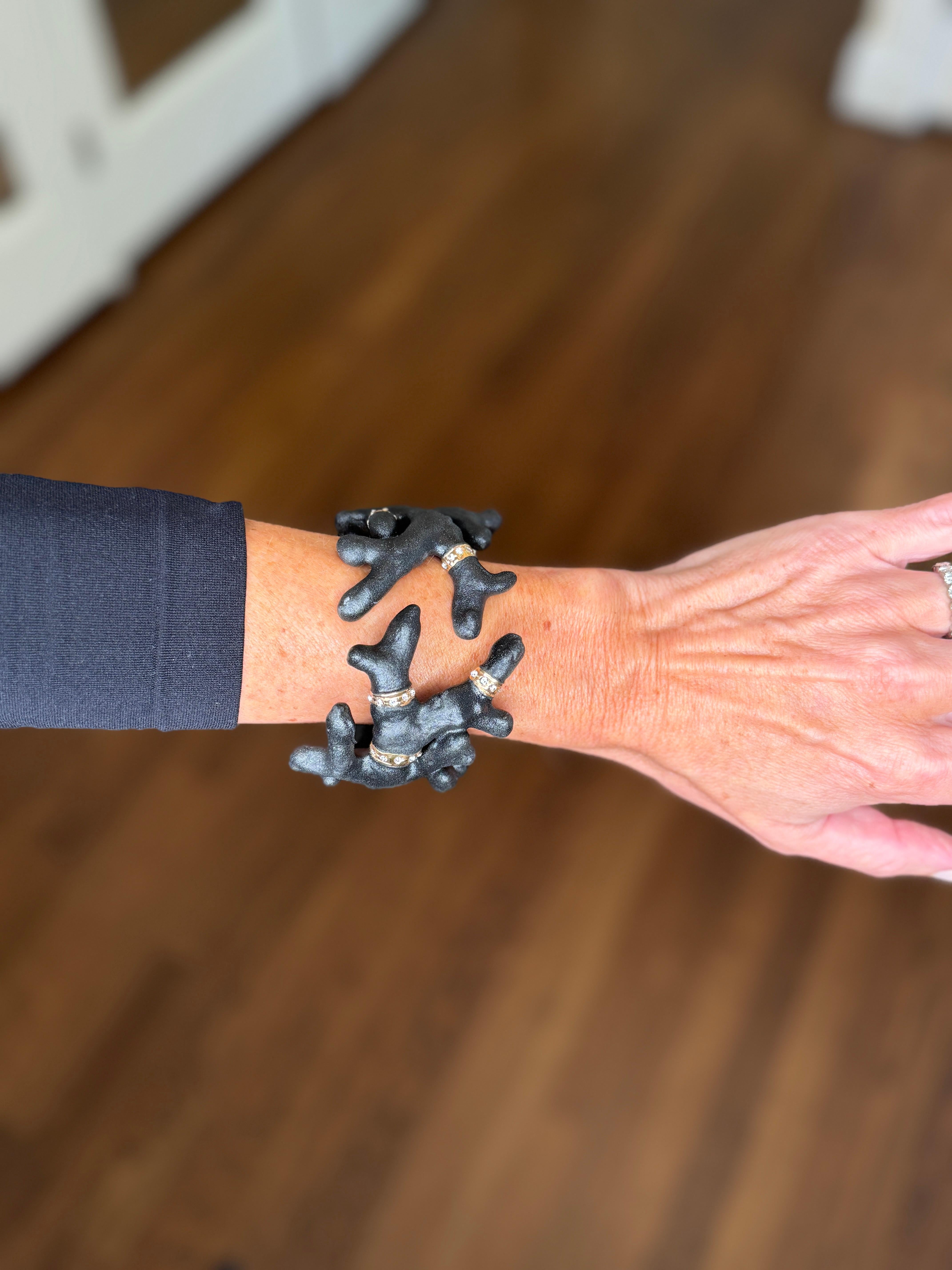 ¡Dramático! Hecho a mano en Italia, el brazalete de coral negro mate y cristal de Swarovski de Annibale Baldini es una pieza única e impresionante. Este es un diseño de coral, hecho de esmalte negro sobre latón.  Su impresionante tamaño y el uso de