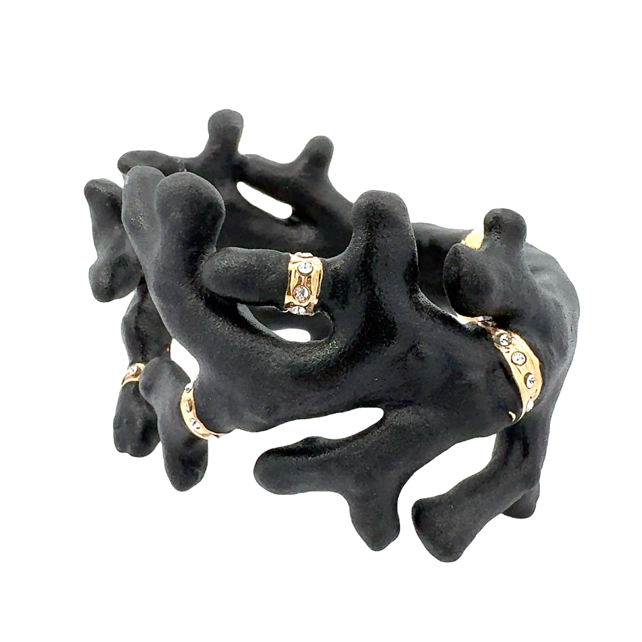 Brazalete italiano Annibale Baldini de cristal de Swarovski y coral negro Corte redondo en venta