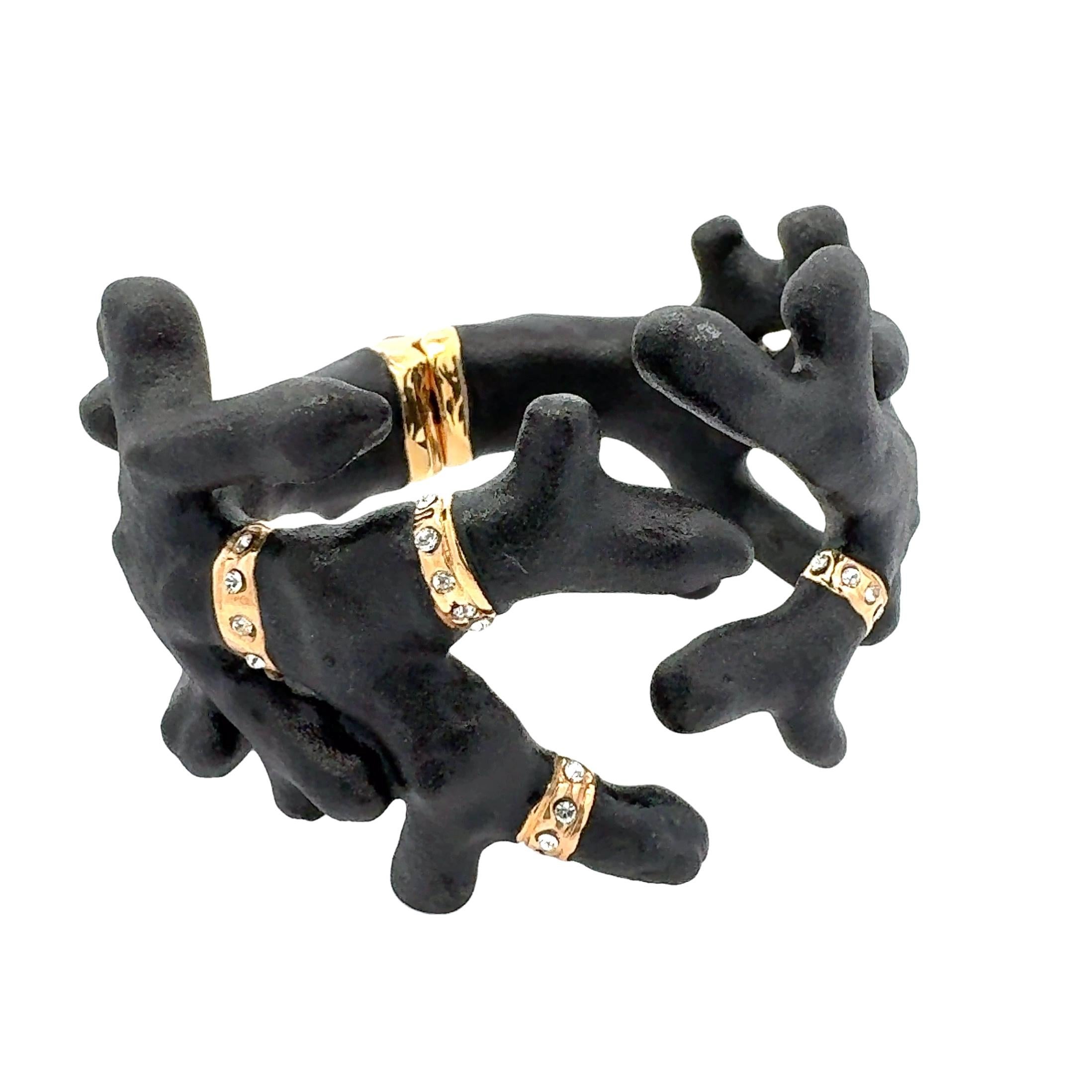 Brazalete italiano Annibale Baldini de cristal de Swarovski y coral negro en Nuevo estado para la venta en Derby, NY