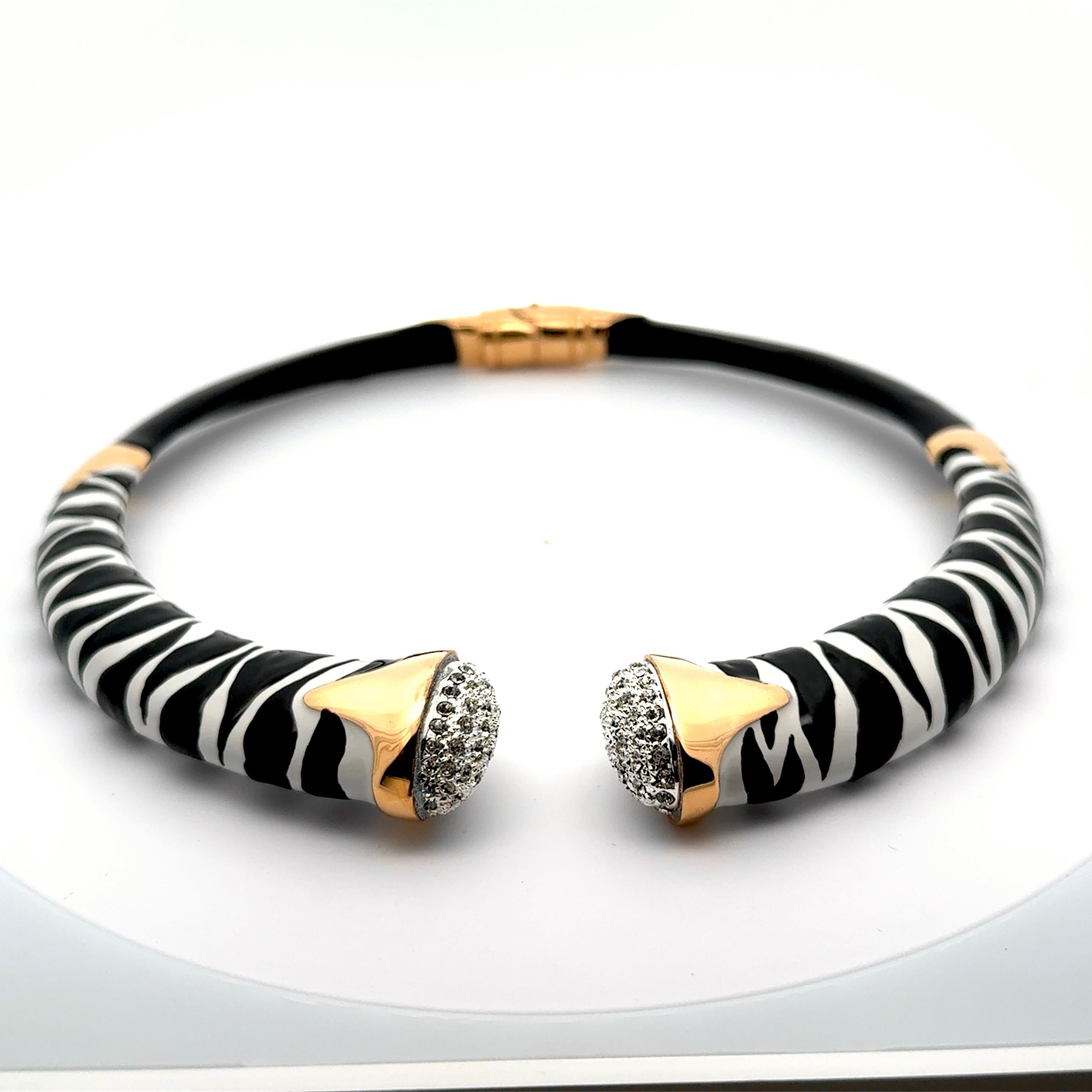 Einzigartiger Gesprächsanlass! Erleben Sie die exquisite Handwerkskunst von Annibale Baldini mit dieser italienischen Zebra-Halskette! Das kühne schwarz-weiße Zebramotiv wird von qualifizierten Handwerkern handgefertigt und ist ein echter Hingucker.