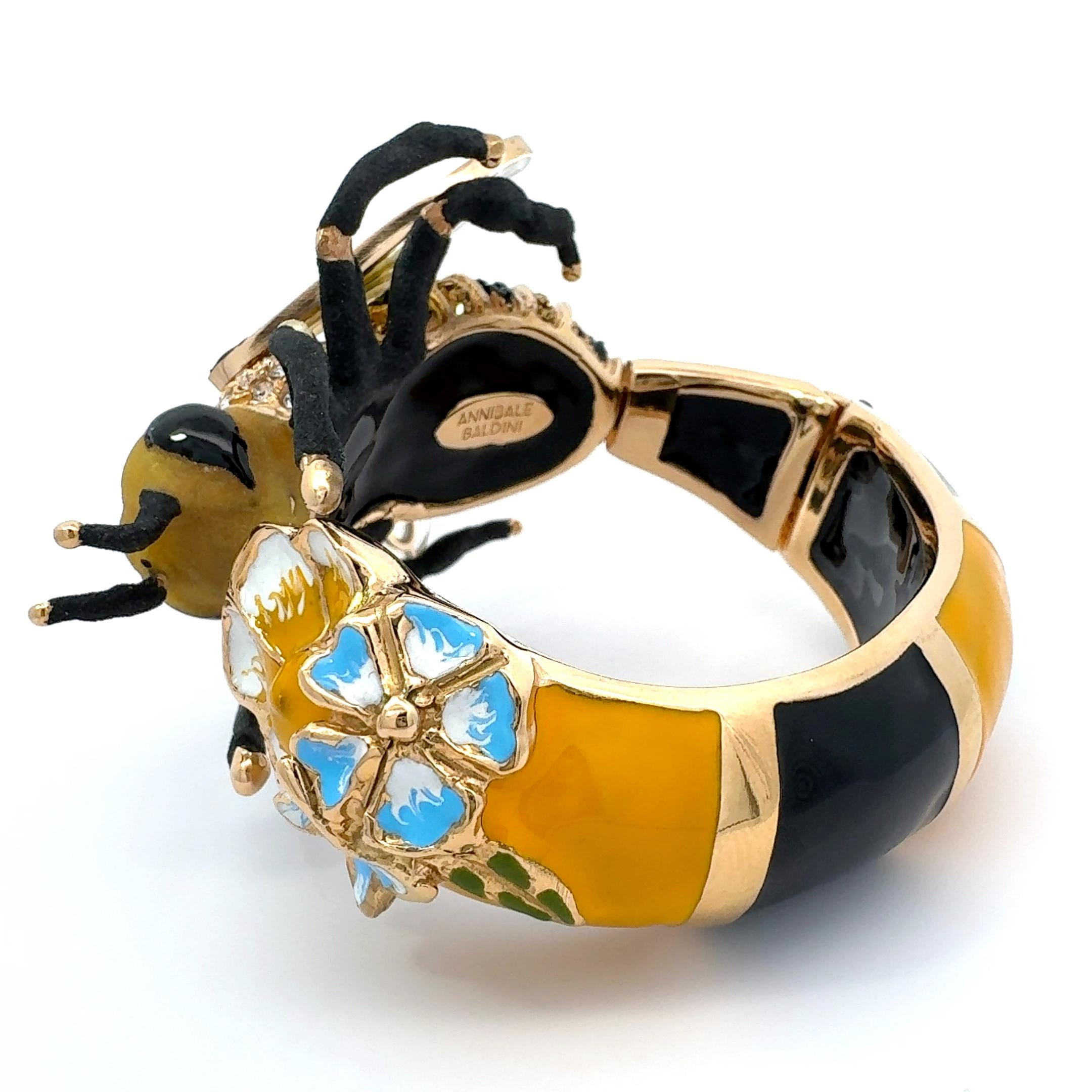 Créer un Buzzz ! Fabriqué à la main en Italie, le bracelet Queen Bee Bangle d'Annibale Baldini est une pièce étonnante et unique. Sa taille impressionnante et l'utilisation de cristaux Swarovski en font un objet de conversation idéal. Ajoutez cette