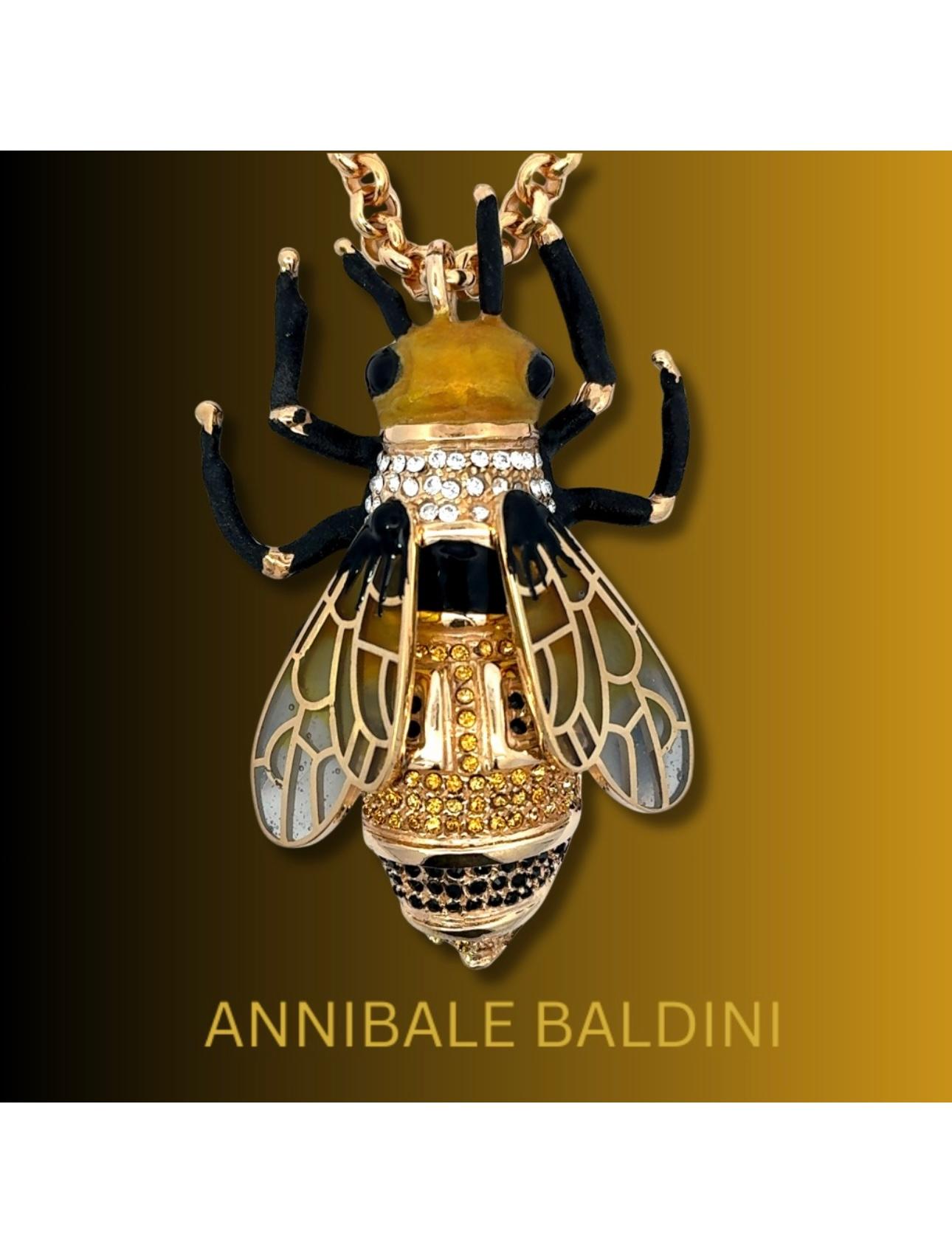 Crea un'atmosfera di grande impatto con questo pezzo unico! Realizzato a mano in Italia, il ciondolo Queen Bee di A. Baldini è un pezzo unico e sorprendente. Progettato da abili artigiani in Italia. Le sue dimensioni impressionanti e l'uso di