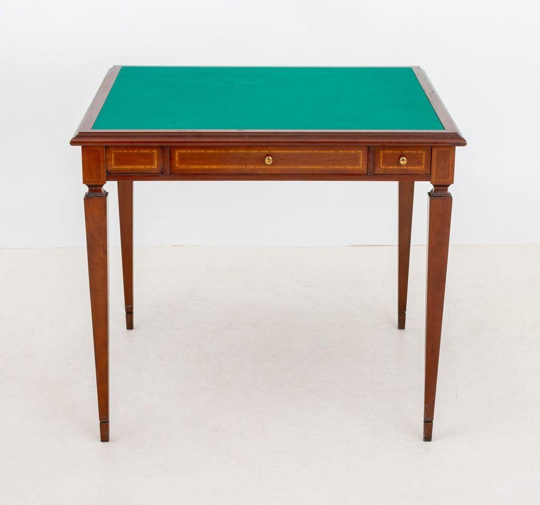 Table de jeu en merisier Annibale Colombo, plateau en feutre vert, incrustation de bois et tiroirs à cendriers individuels, marqués à l'intérieur des tiroirs. 30.5
