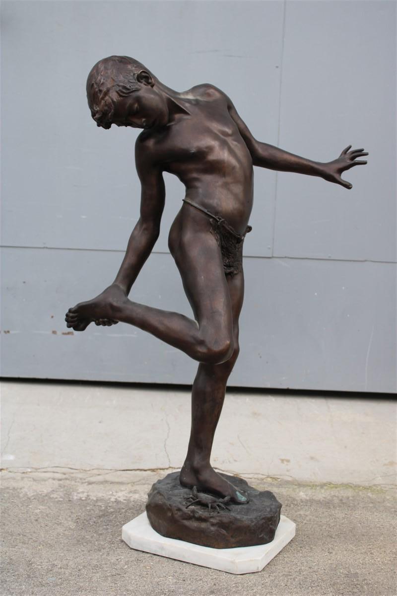 Annibale De Lotto grande sculpture en bronze Garçon avec crabe 1910 Italie Venise.