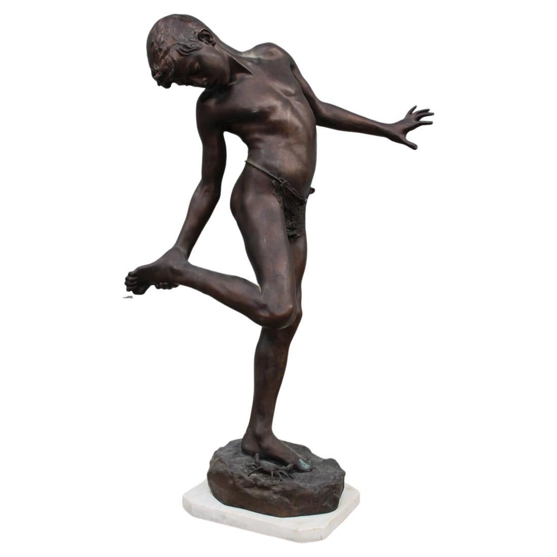 Annibale De Lotto Große Bronzeskulptur Junge mit Krabbe 1910 Italien Venedig