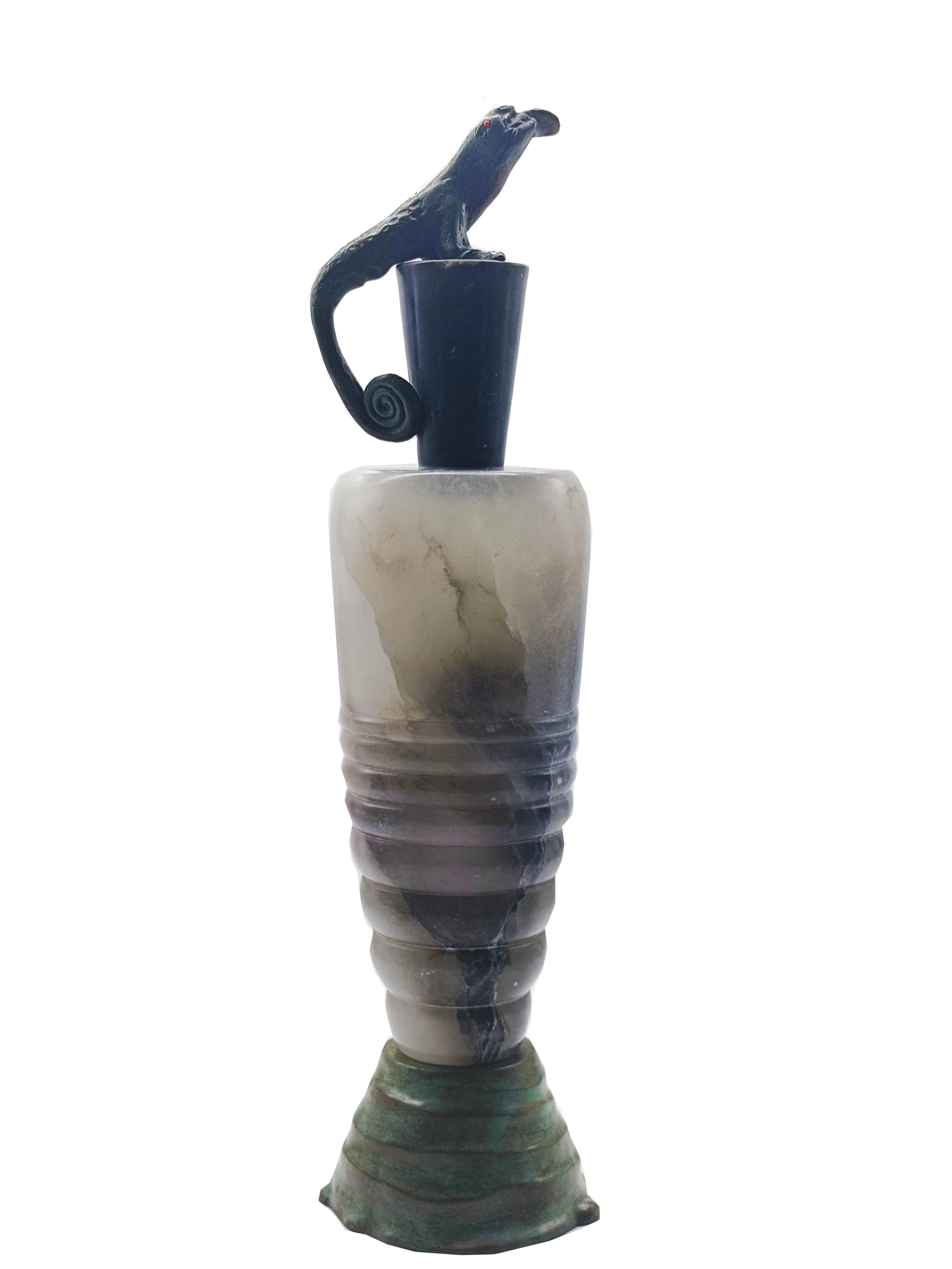 Rarissimo vaso in alabastro e bronzo della serie Cisti creato da Annibale Oste nel 2009. Serie limitata.
Annibale Oste (Napoli, 26 novembre 1942 – Napoli, 2012) è stato uno scultore e designer napoletano, allievo di Augusto Perez ed Emilio Greco,
