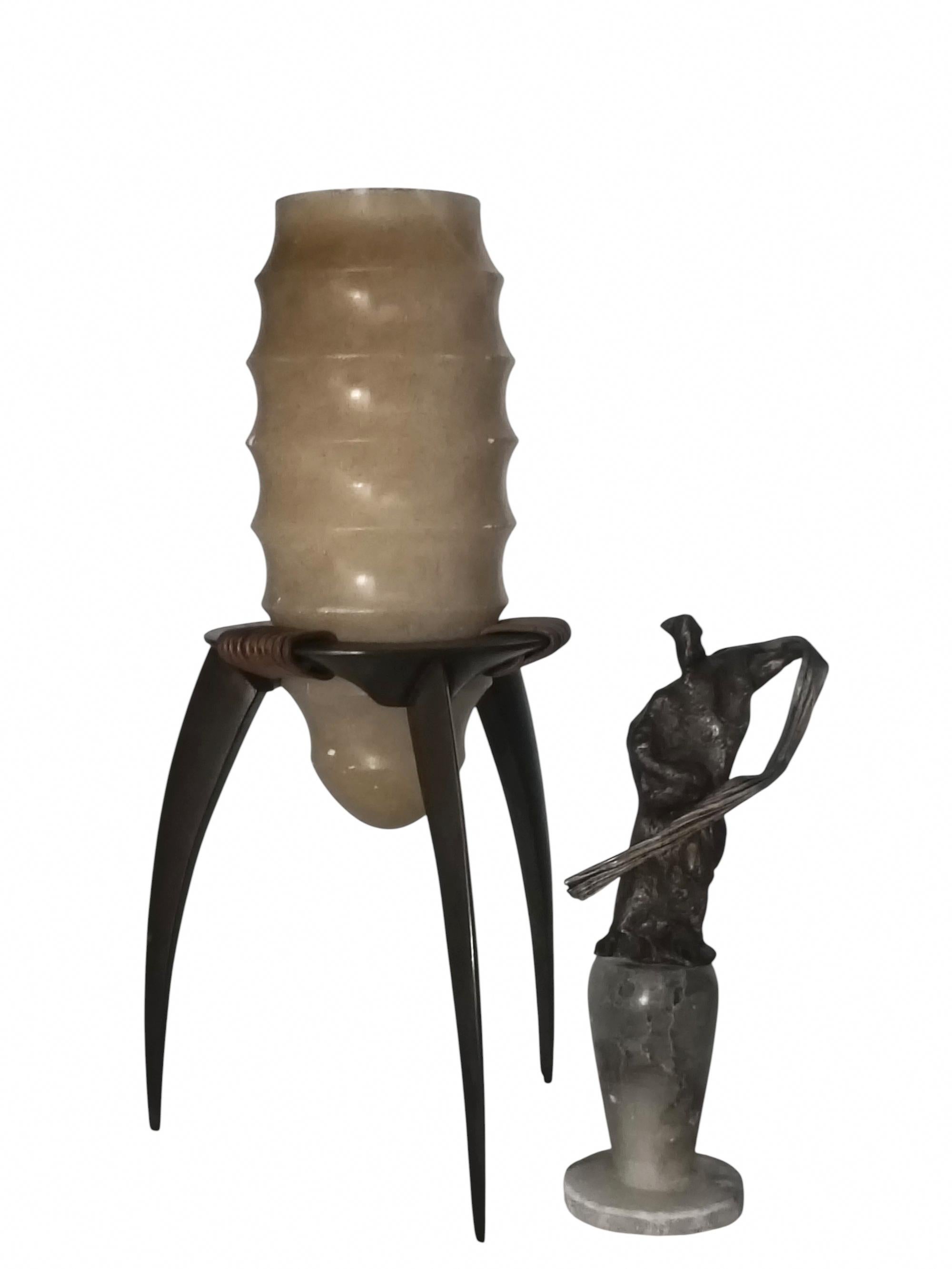 Rarissimo vaso in alabastro e bronzo della serie Cisti creato da Annibale Oste nel 2009. Serie limitata.
Annibale Oste (Napoli, 26 novembre 1942 – Napoli, 2012) è stato uno scultore e designer napoletano, allievo di Augusto Perez ed Emilio Greco,