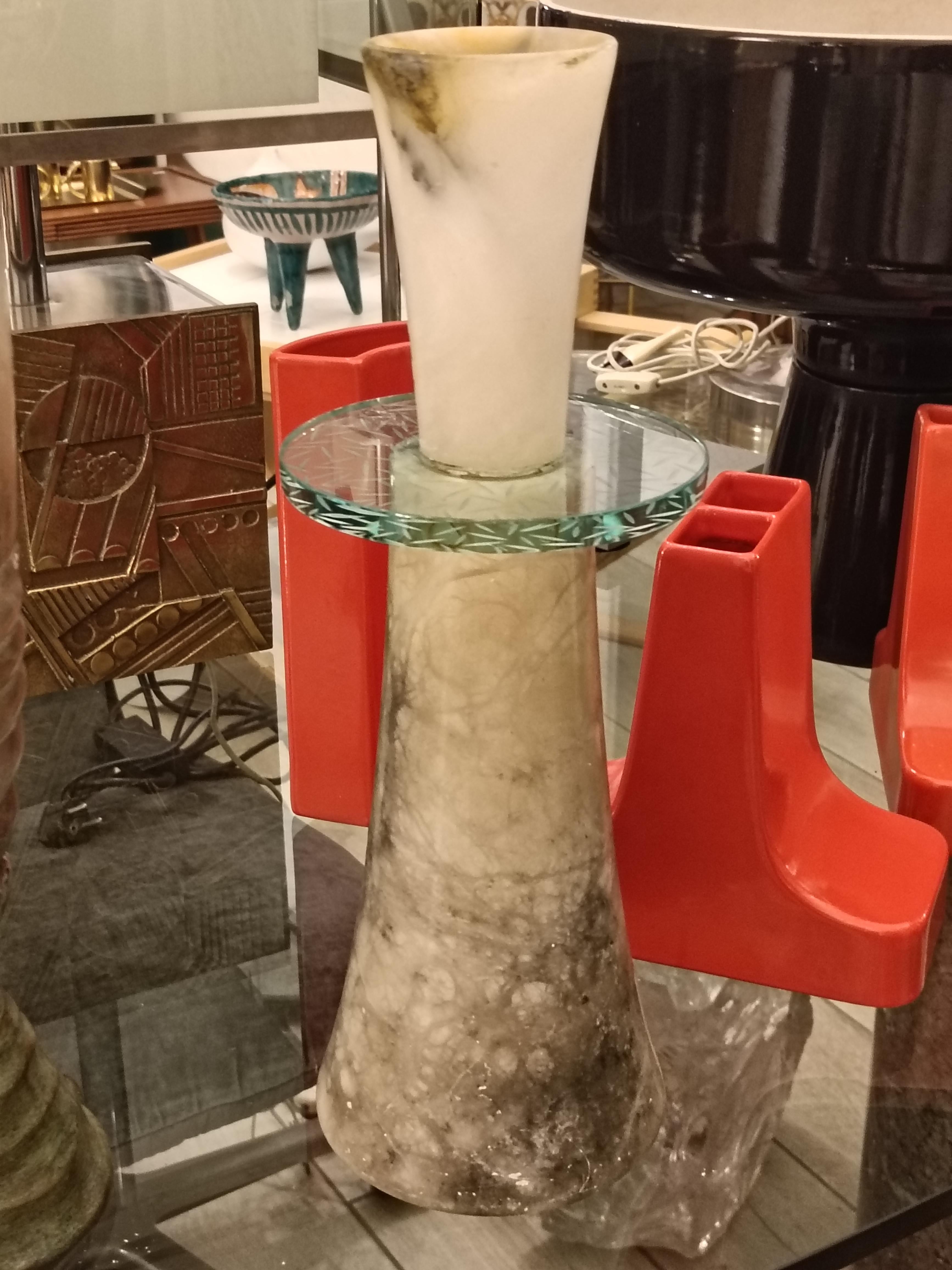 Rarissimo vaso in alabastro e vetro della serie Cisti creato da Annibale Oste nel 2009. Serie limitata.
Annibale Oste (Napoli, 26 novembre 1942 – Napoli, 2012) è stato uno scultore e designer napoletano, allievo di Augusto Perez ed Emilio Greco,
