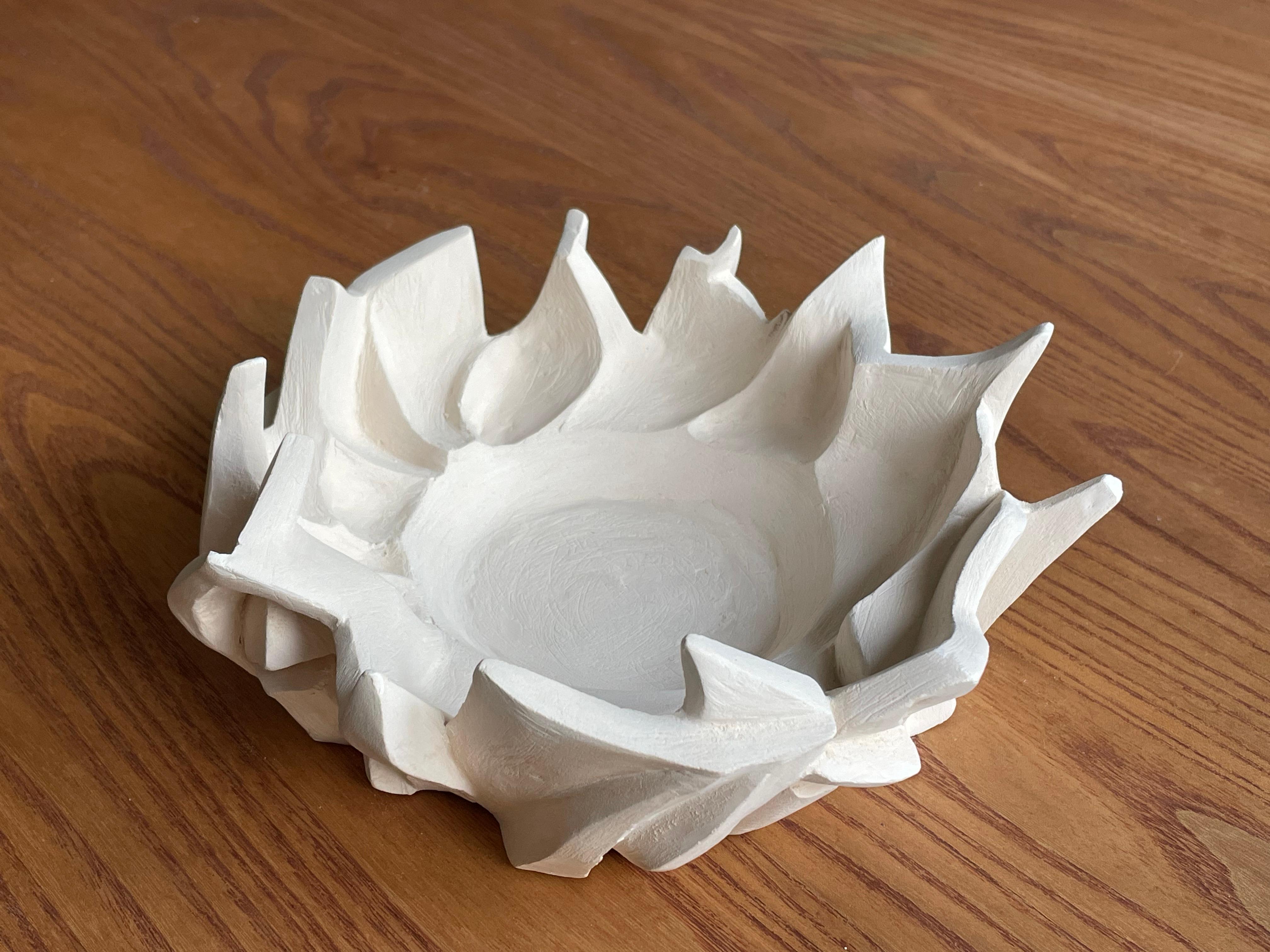 Vassoio per il cambio - scultura di Annick Bailly
Un vassoio per il cambio - scultura della scultrice contemporanea francese Annick Bailly. Con le sue forme astratte, simili a un sole o a un girasole, questa scultura ha legami con il cubismo.
