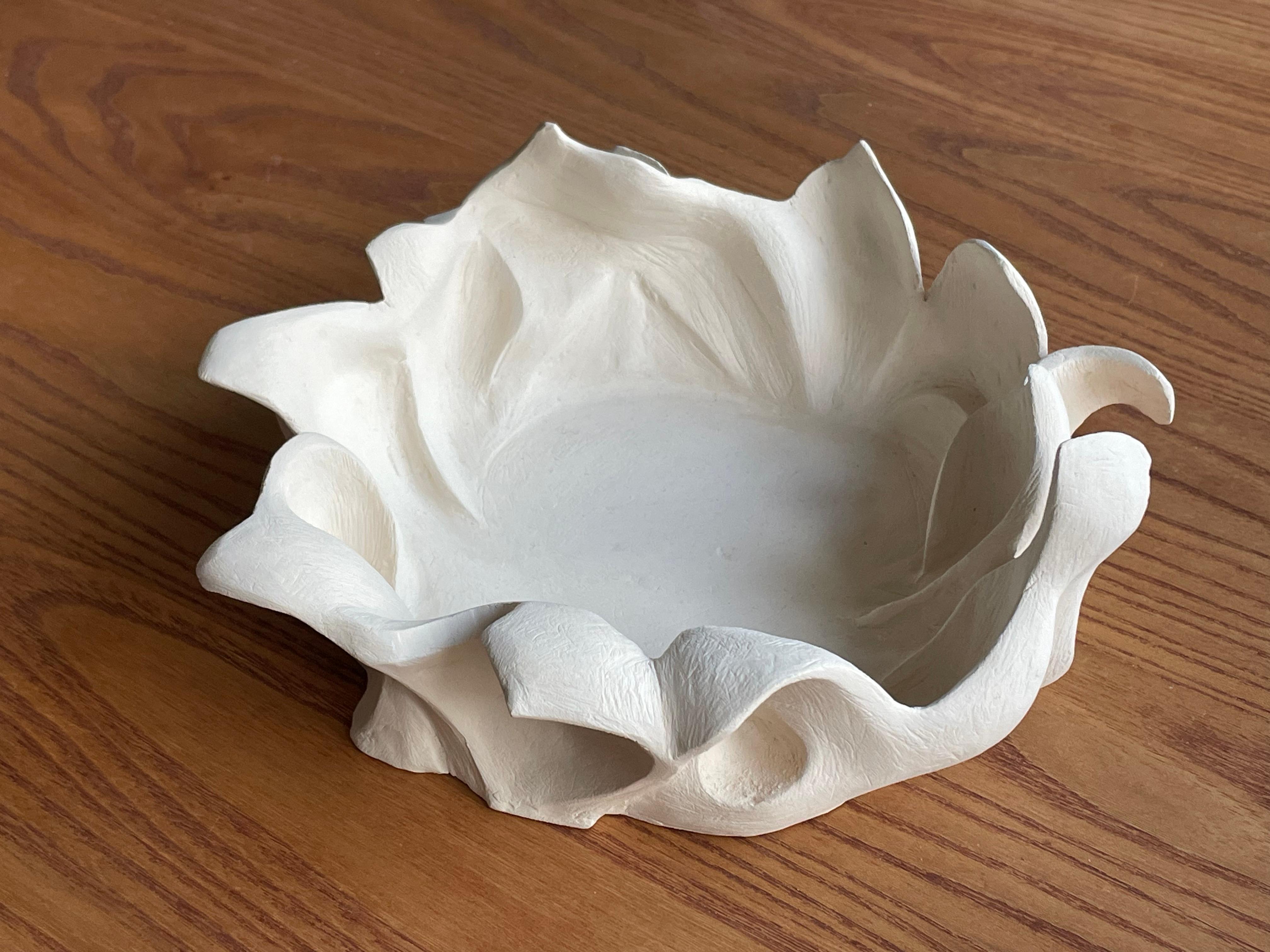  Vaso-scultura di Annick Bailly

Un vaso-scultura della scultrice francese contemporanea Annick Bailly. Con le sue forme astratte, simili a piante, questo vaso-scultura ha legami con il lavoro di artisti come Georgia O'Keeffe, Valentine Schlegel o