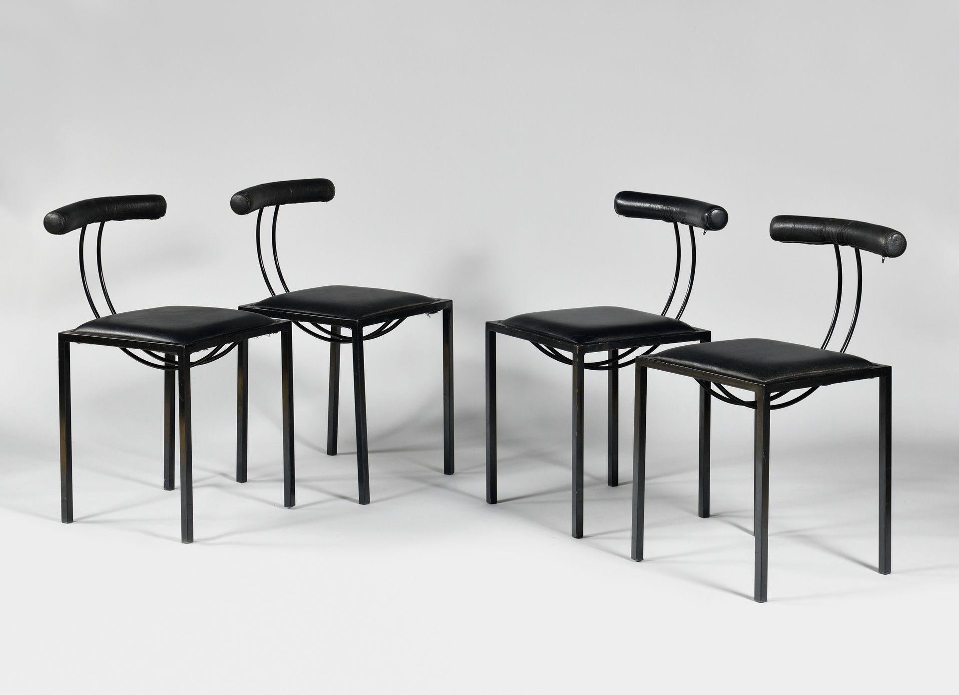 Annick et Samuel CIRCA, ensemble de 8 chaises, éd. Artelano, vers 1980

Métal laqué noir, aggloméré, mousse et tissu en skaï noir. 
Hauteur 75 x Largeur 40 x Profondeur 40 cm

ARTELANO est un éditeur français de mobilier contemporain haut de gamme