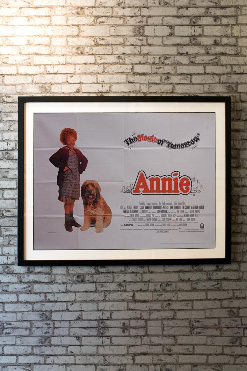 An orphan in a facility run by the mean Miss Hannigan (Carol Burnett), Annie (Aileen Quinn) believes that her parents left her there by mistake. When a rich man named Oliver 