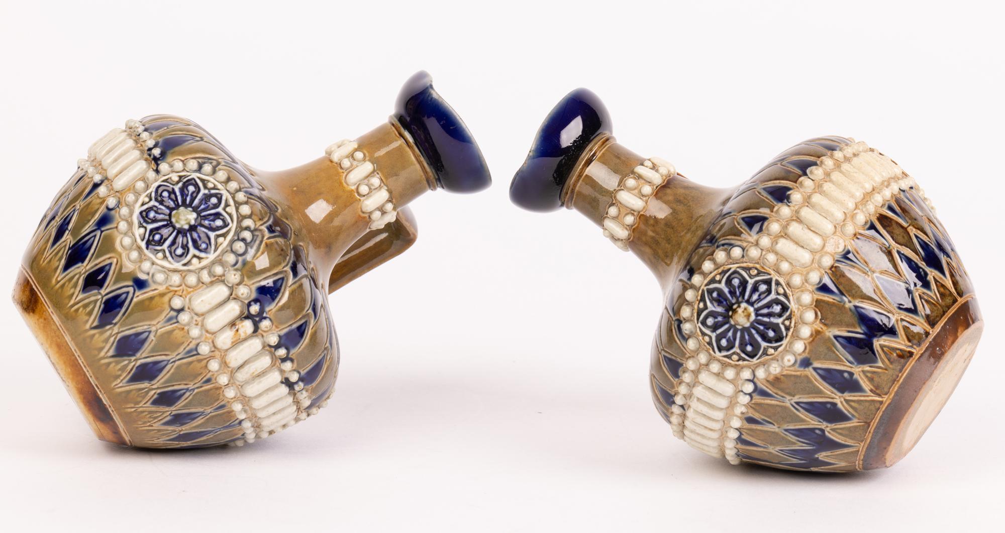 Annie Cupit Doulton Lambeth Pareja de jarras de gres con diseño floral estilizado en venta 2