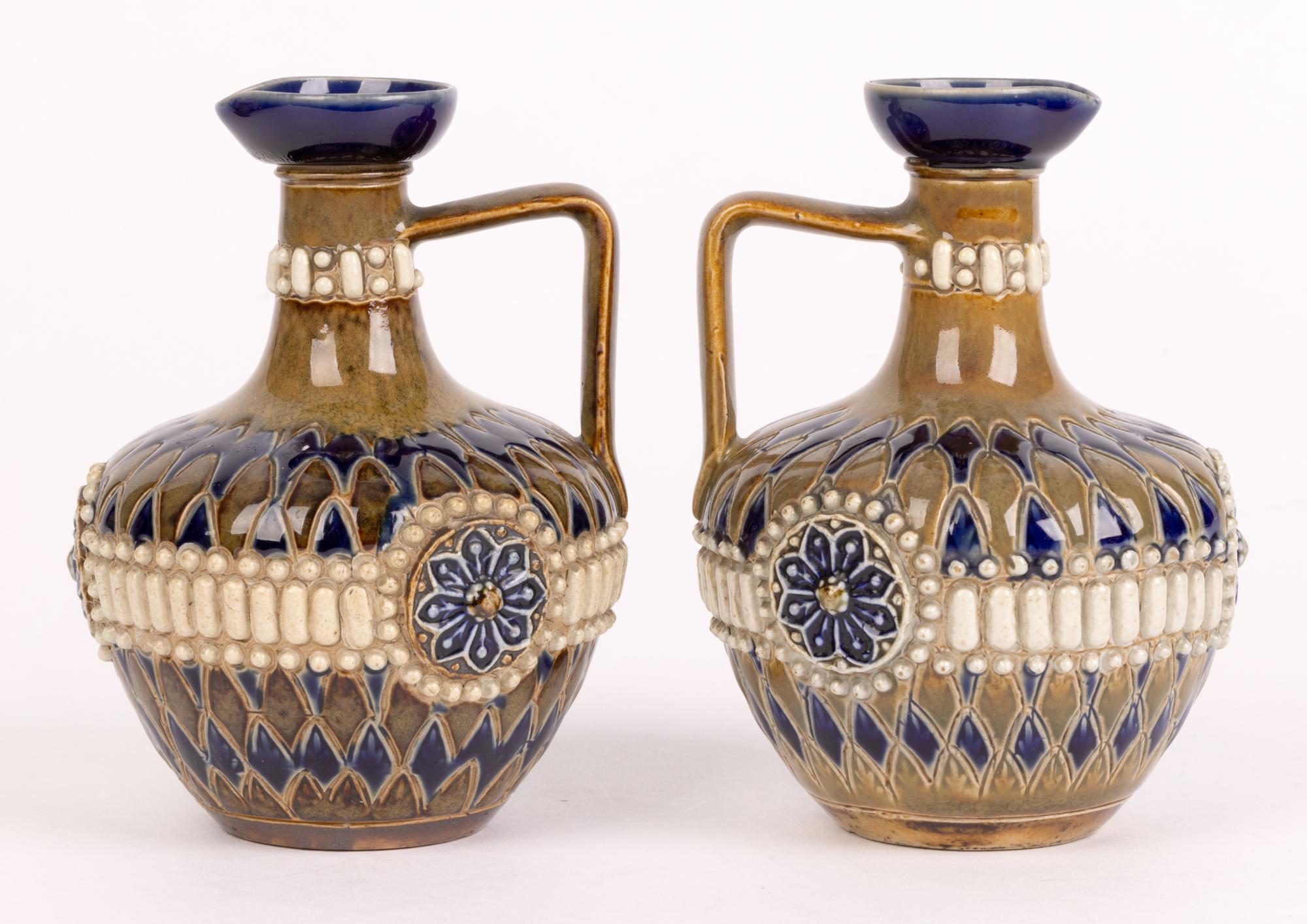 Annie Cupit Doulton Lambeth Pareja de jarras de gres con diseño floral estilizado en venta 3