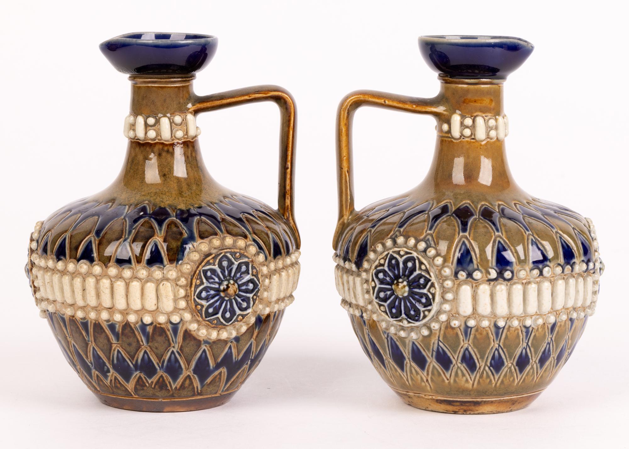 Annie Cupit Doulton Lambeth Pareja de jarras de gres con diseño floral estilizado en venta 5