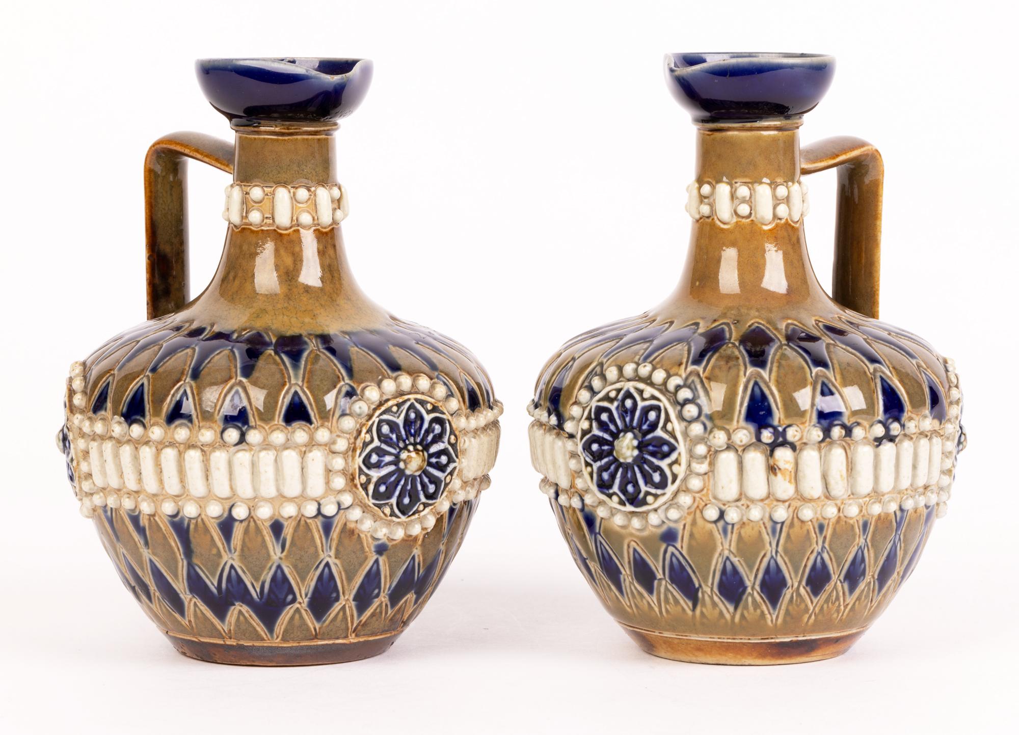 Annie Cupit Doulton Lambeth Pareja de jarras de gres con diseño floral estilizado en venta 10