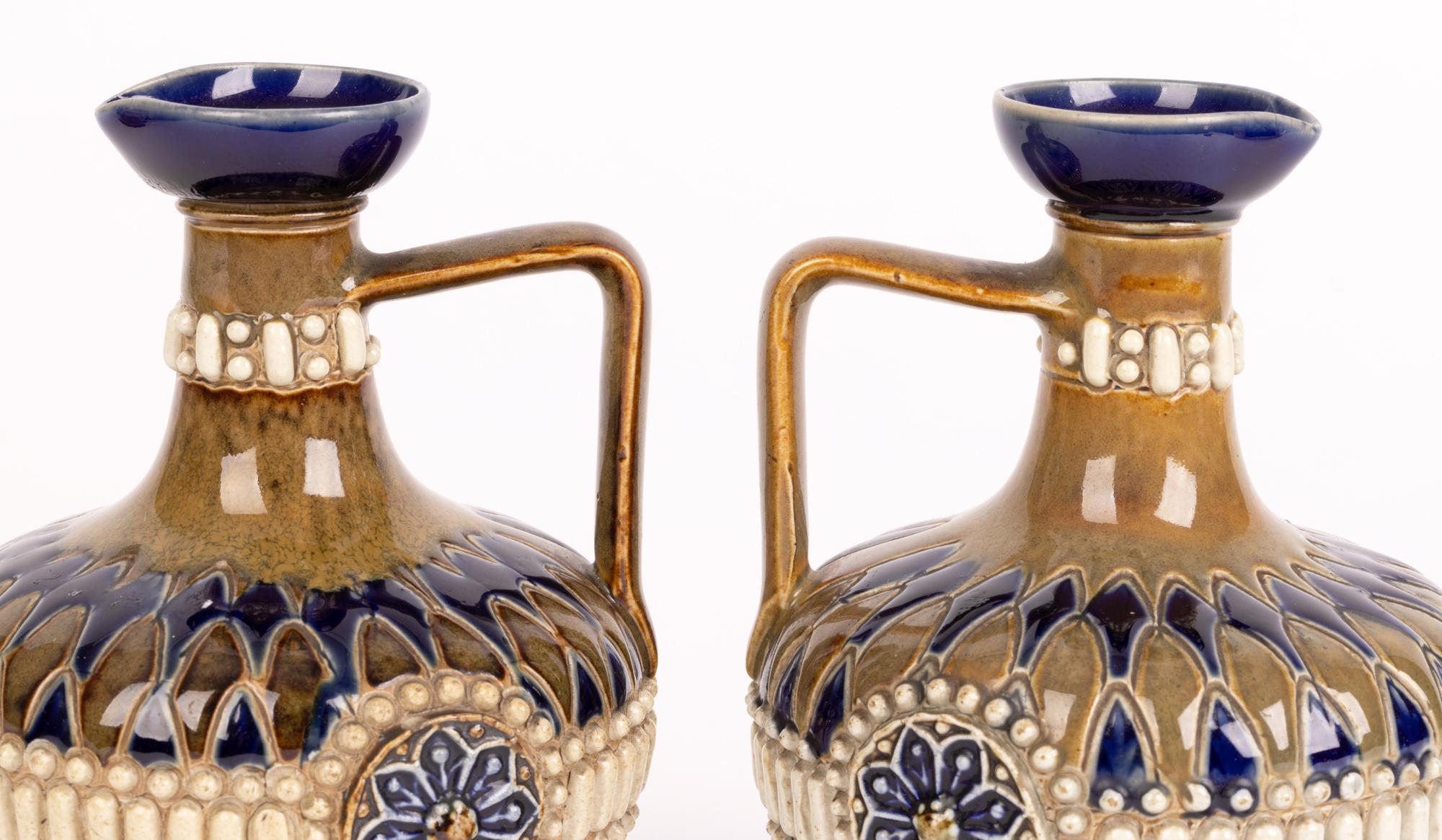 Annie Cupit Doulton Lambeth Pareja de jarras de gres con diseño floral estilizado en venta 11