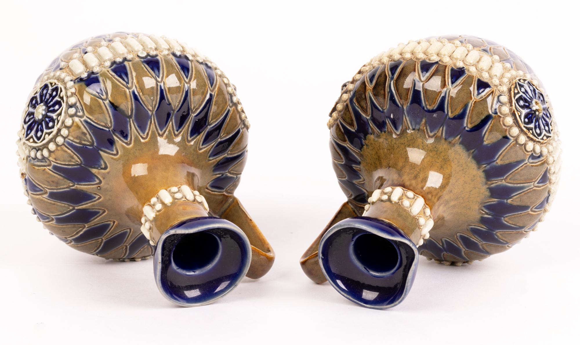 Annie Cupit Doulton Lambeth Pareja de jarras de gres con diseño floral estilizado Glaseado en venta