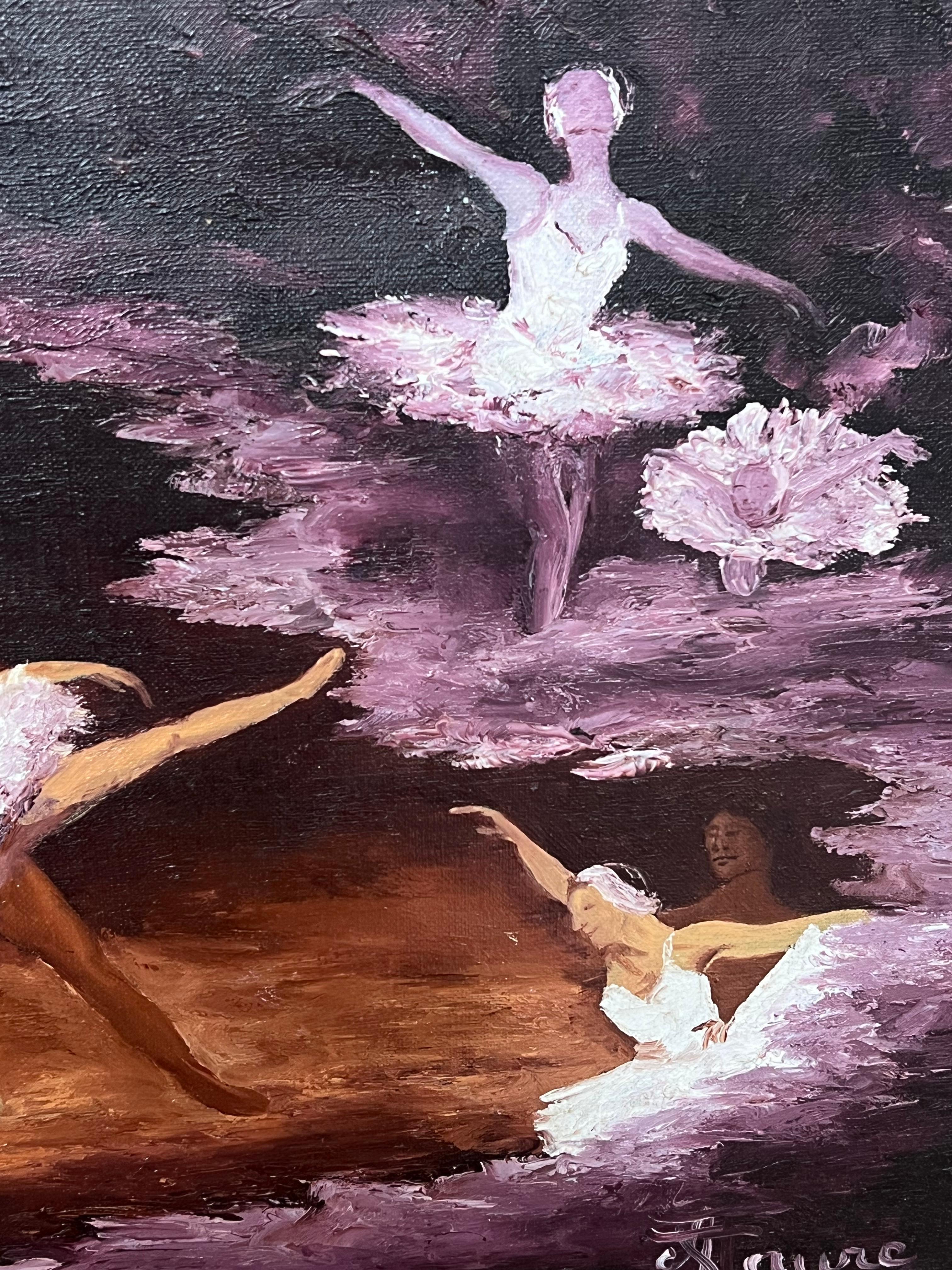 Ballerias tanzend in Bewegung in tiefen lila Tönen, Französisches Ölgemälde, 20. Jahrhundert (Braun), Portrait Painting, von Annie Faure