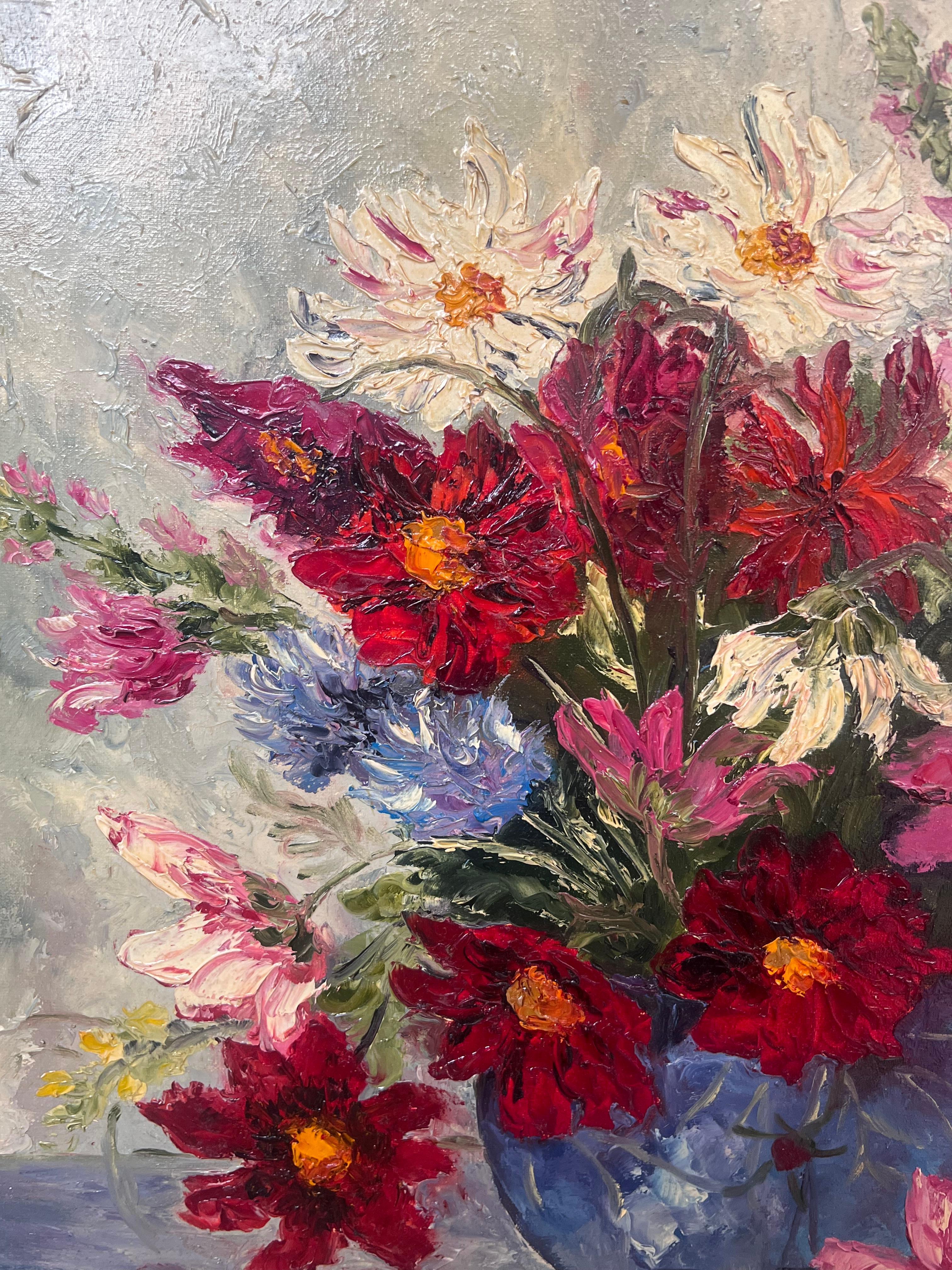 Peinture à l'huile française du 20e siècle, fleurs sauvages colorées dans un vase bleu rond - Gris Interior Painting par Annie Faure