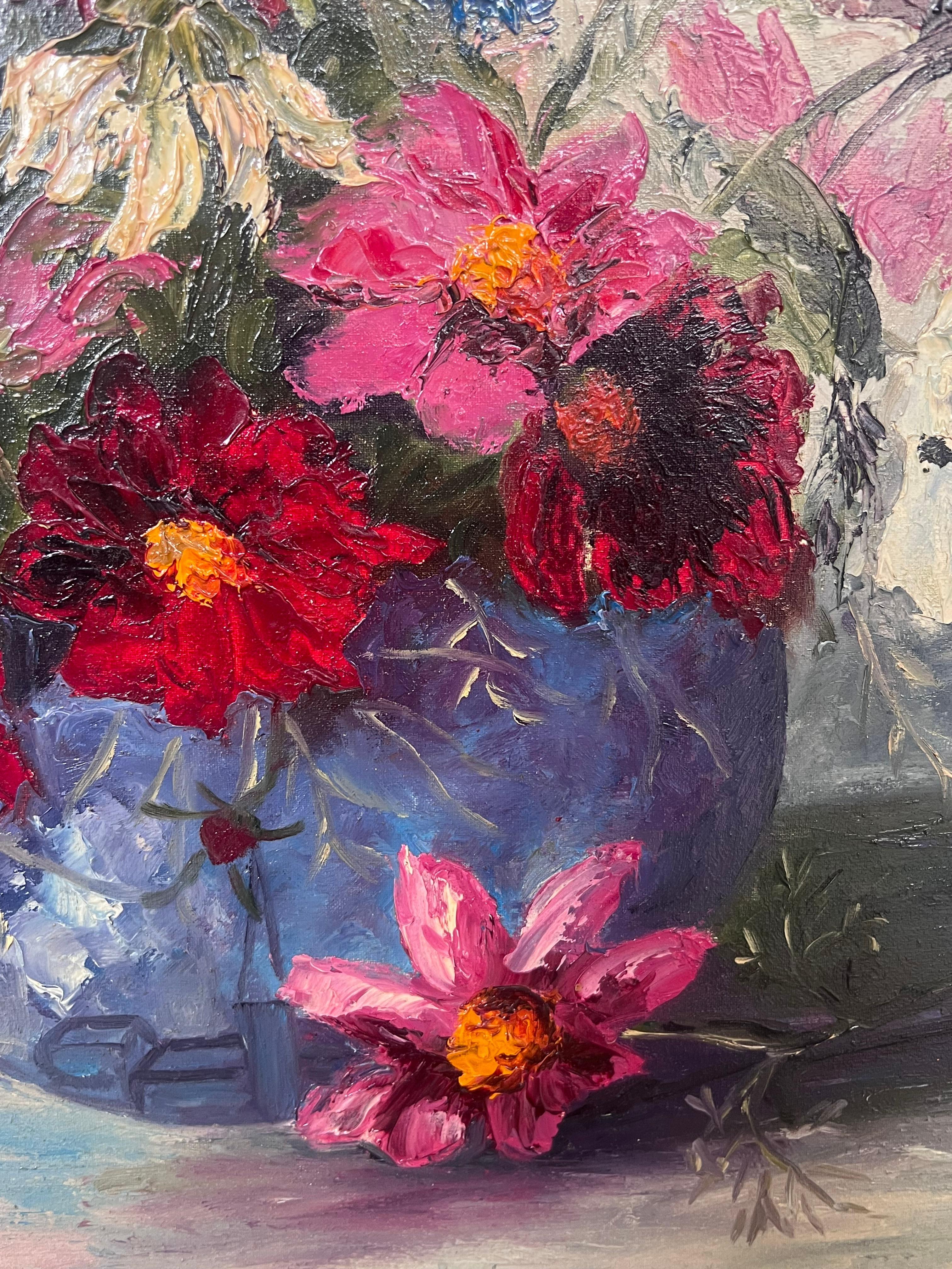 Peinture à l'huile française du 20e siècle, fleurs sauvages colorées dans un vase bleu rond en vente 2