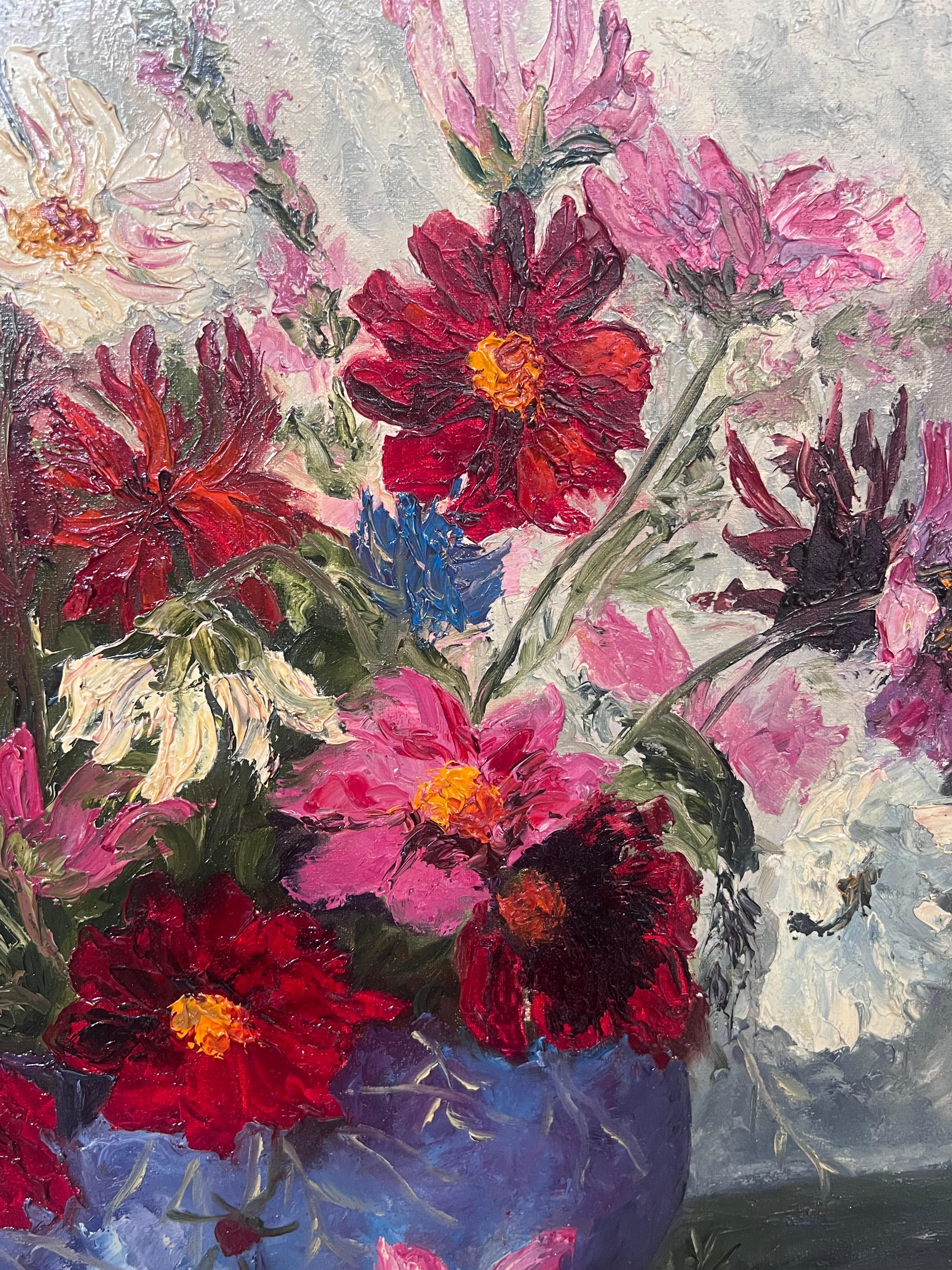 Peinture à l'huile française du 20e siècle, fleurs sauvages colorées dans un vase bleu rond en vente 3