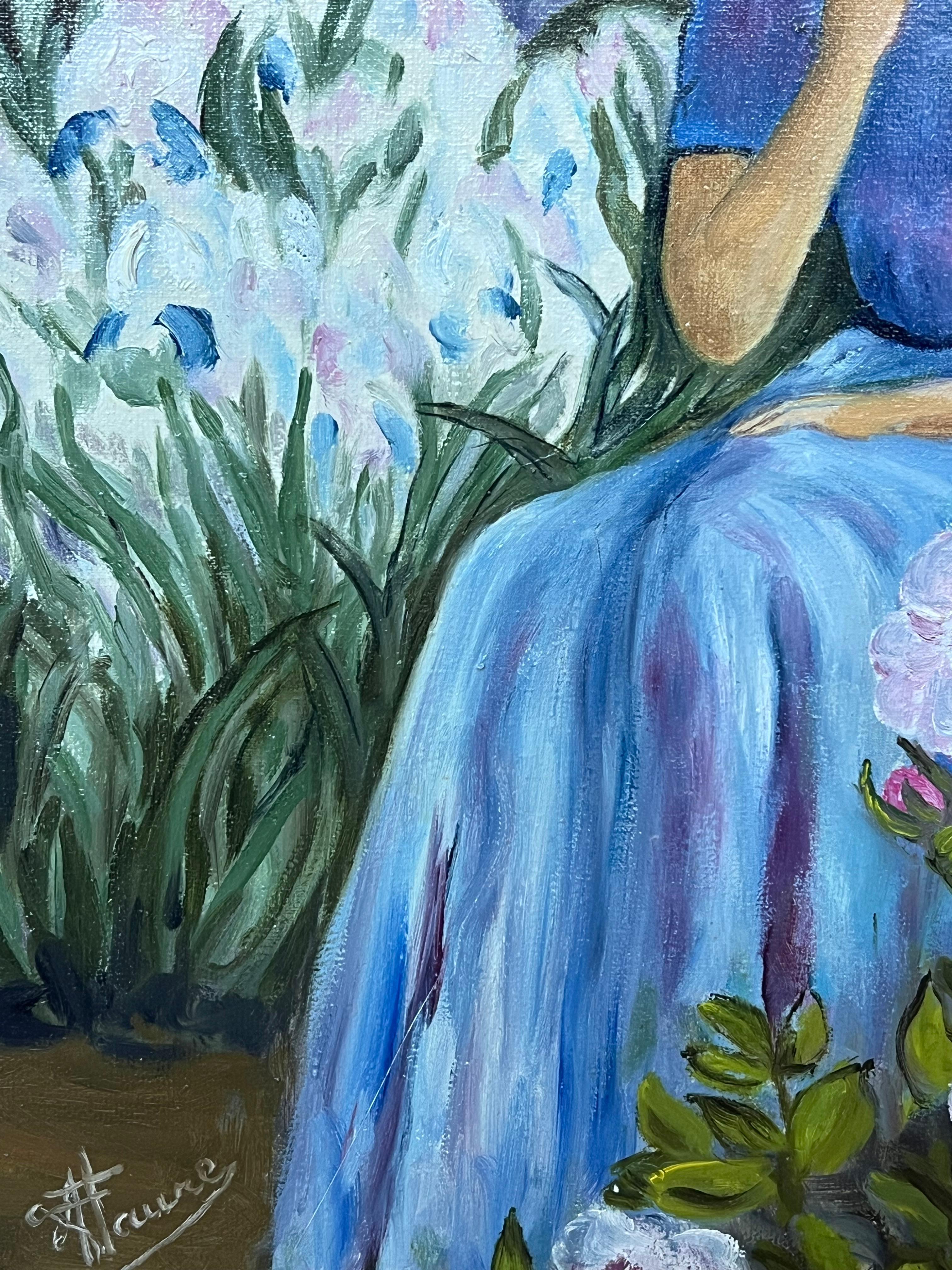 Signora in blu seduta tra rose e iris in fiore Olio francese del XX secolo - Figurative Painting Grigio di Annie Faure