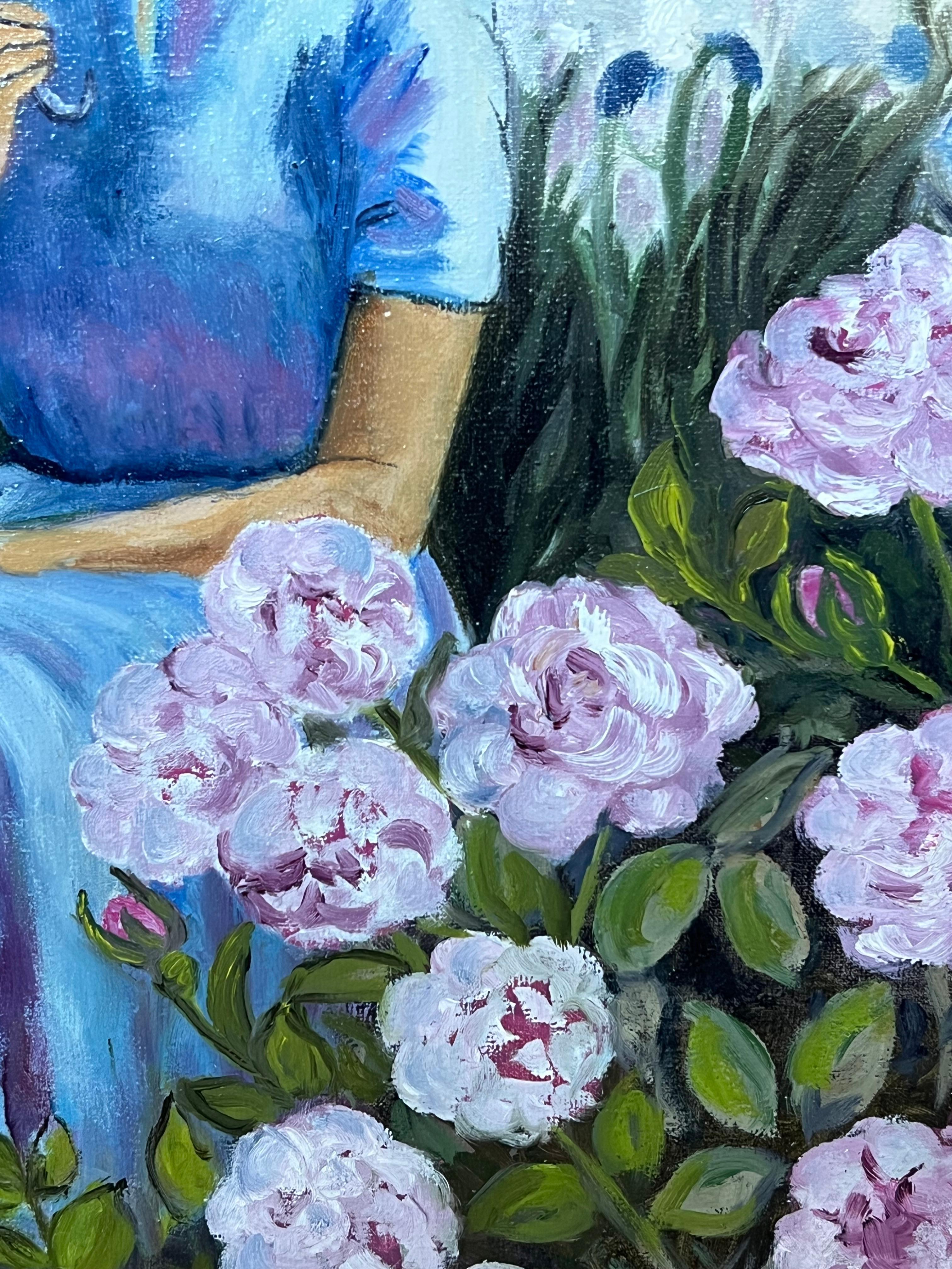 Signora in blu seduta tra rose e iris in fiore Olio francese del XX secolo in vendita 1
