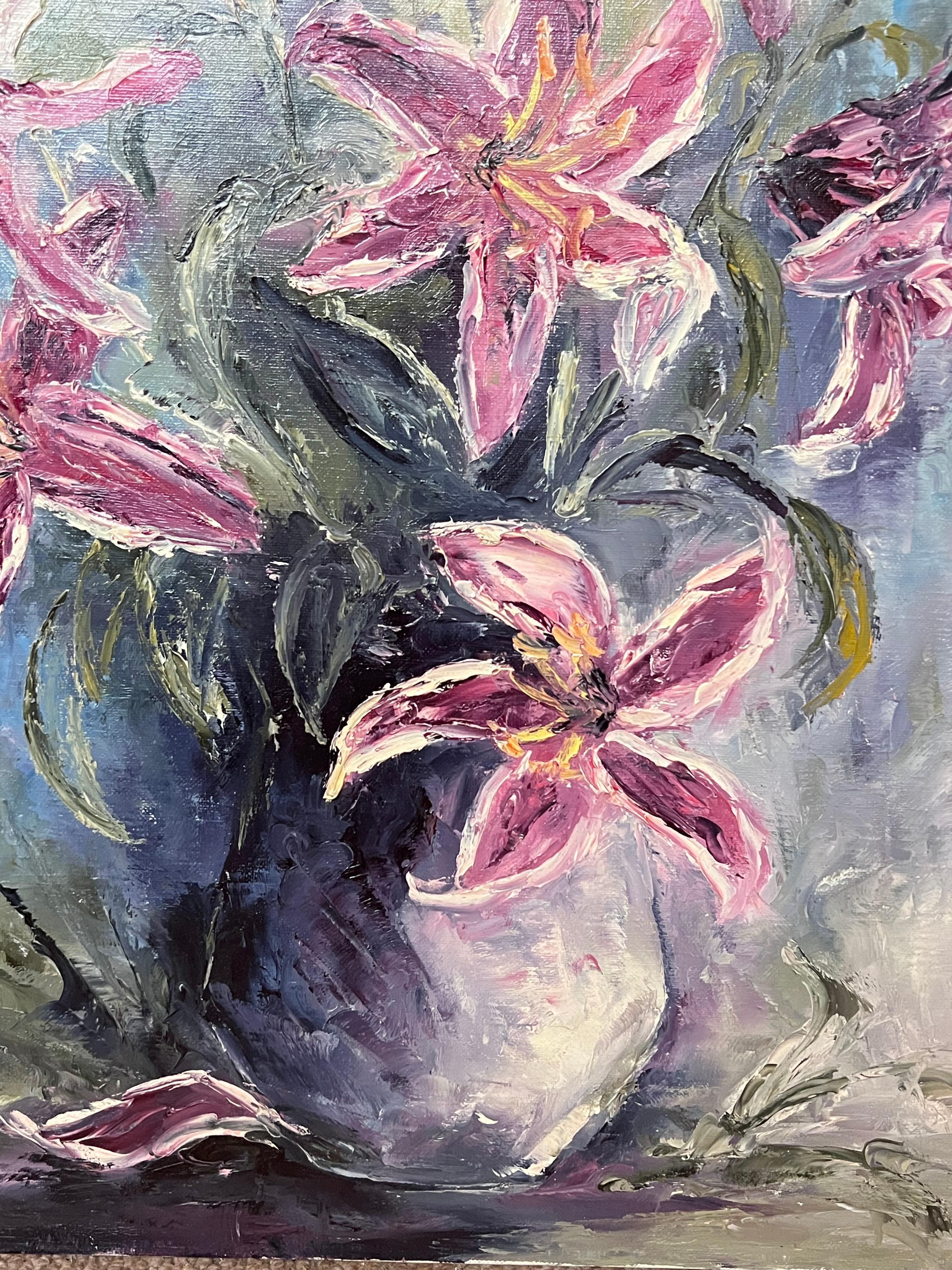 Gigli rosa Stargazer in vaso Pittura ad olio francese del XX secolo Natura morta - Still-Life Painting Grigio di Annie Faure