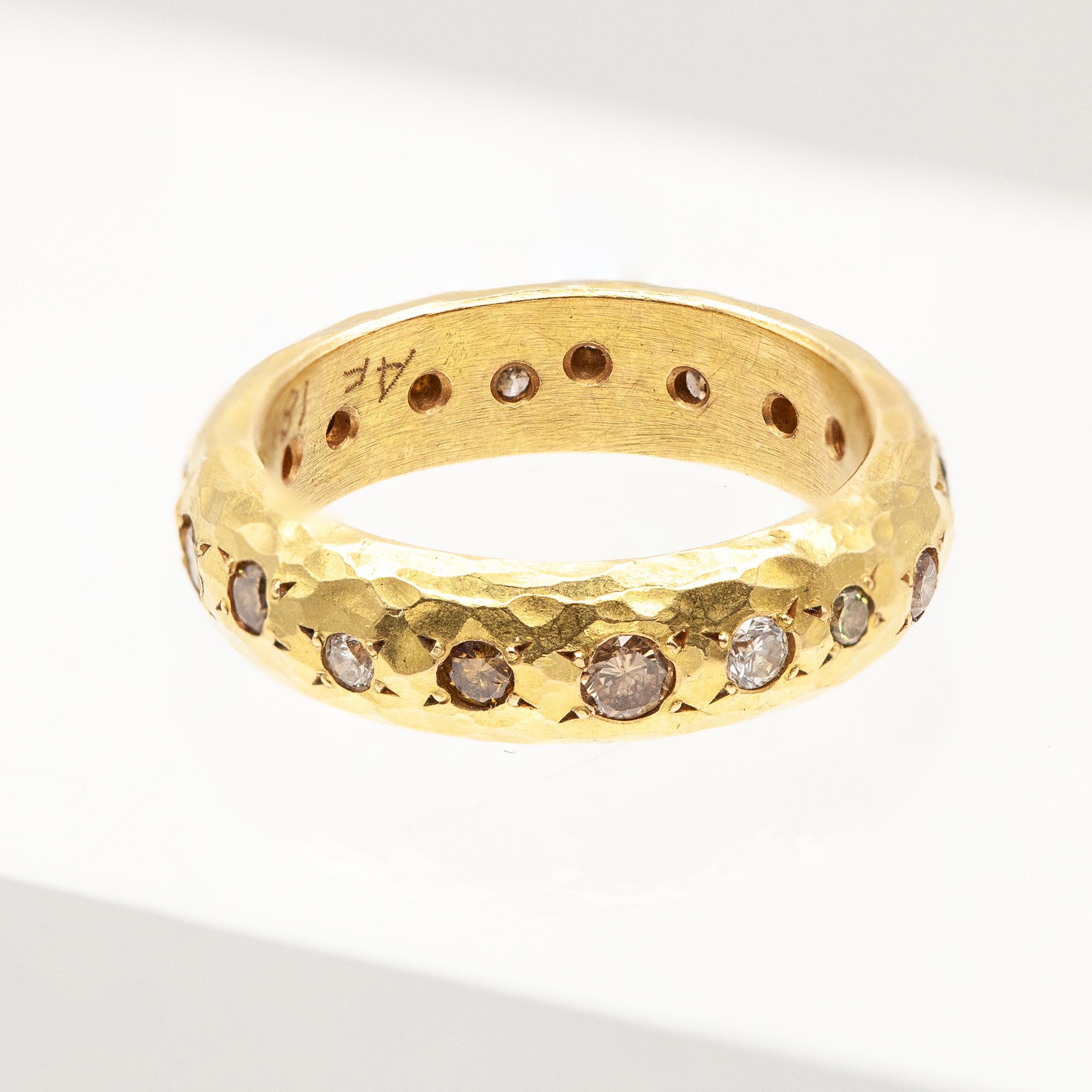 Une création exquise et signée de la créatrice de bijoux américaine contemporaine Annie Fensterstock. Réalisé en or jaune 18 carats richement texturé, le bracelet présente la finition martelée à la main caractéristique de la créatrice, qui confère à