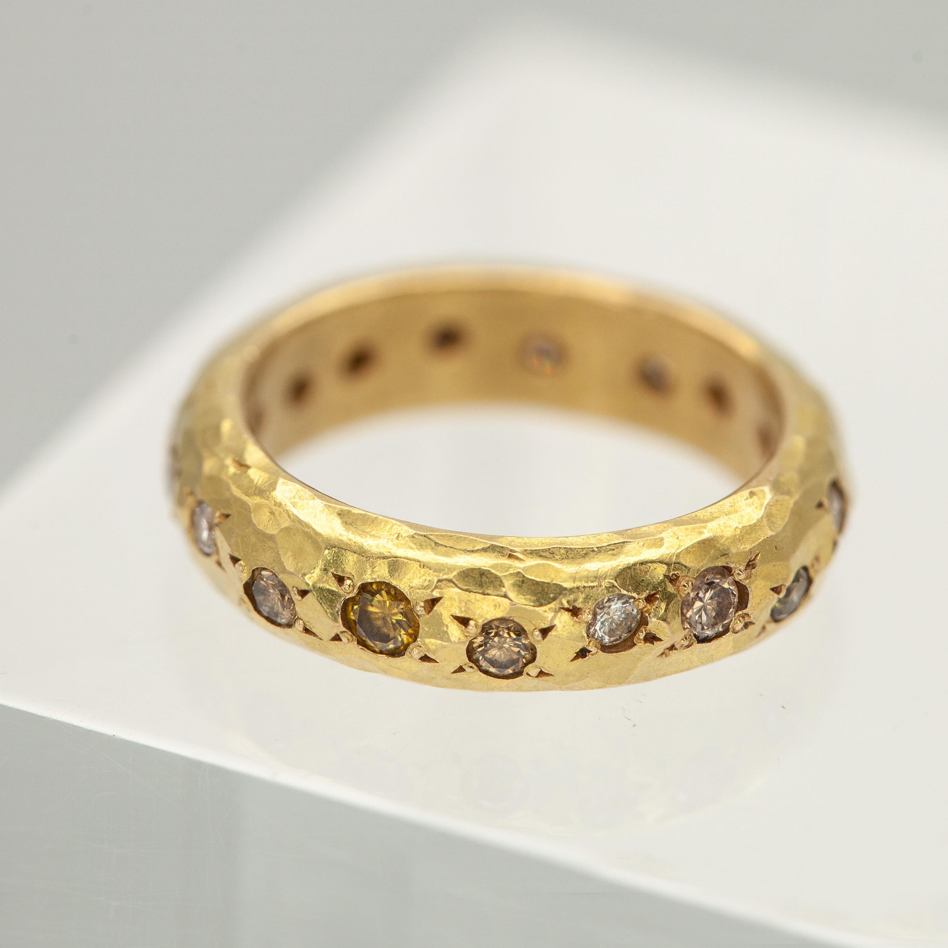Taille brillant Annie Fensterstock 18K Bague à diamant fantaisie dispersé en vente