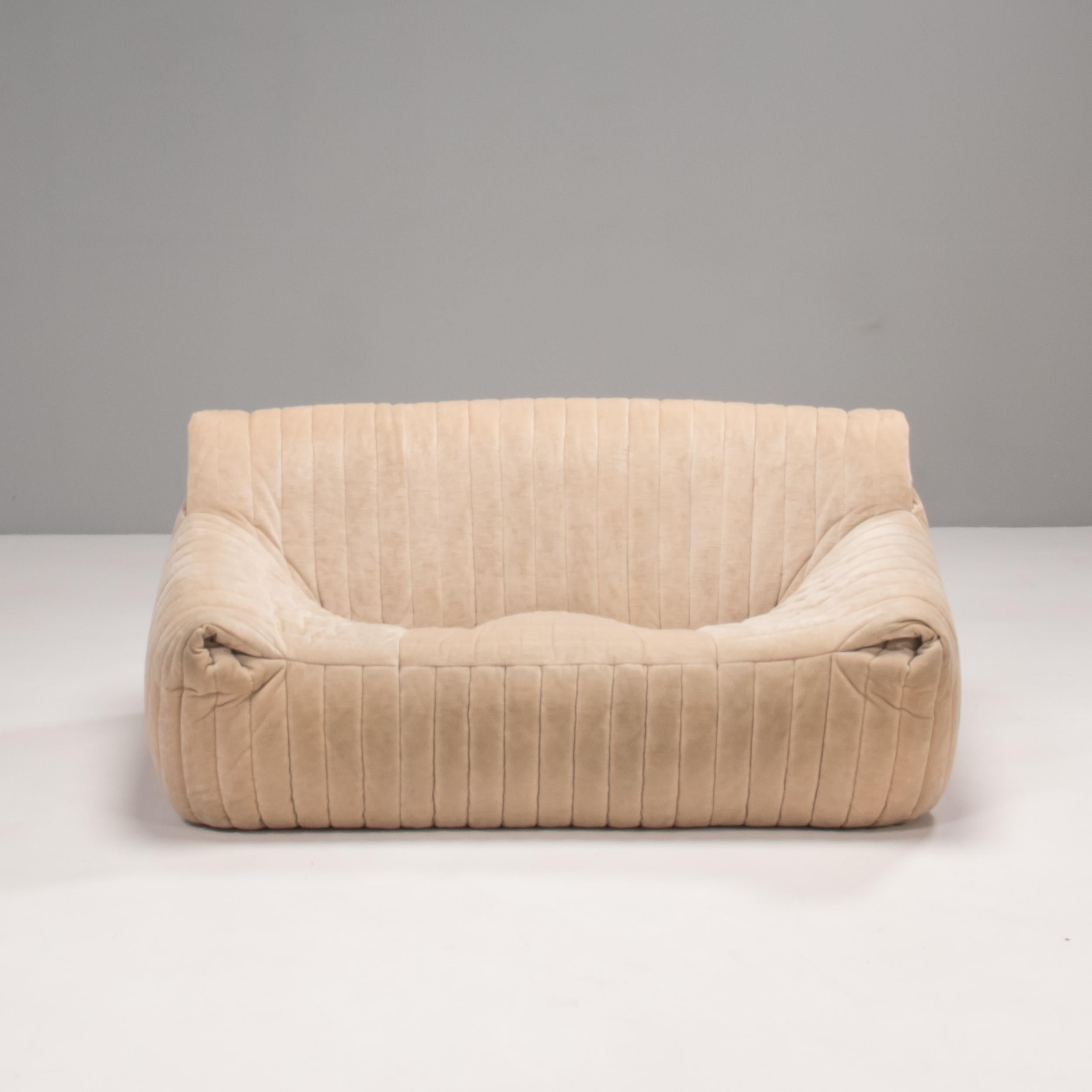 An iconic 1970s design, the Sandra sofa was designed by Annie Hiéronimus for Cinna after she joined the Roset Bureau d'Etudes in 1976.

Constructed from foam, the sofa has a solid form which is fully upholstered in light biscuit beige ribbed