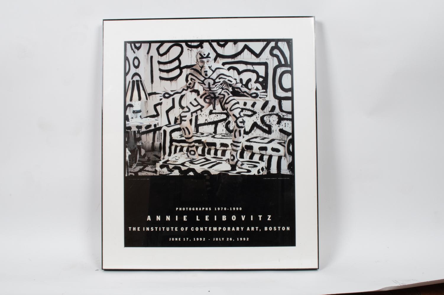 Annie Leibovitz, Américaine (née en 1949).
Une image graphique saisissante de l'artiste Keith Haring, prise par la légendaire photographe Annie Leibovitz, orne cette affiche d'exposition de sa rétrospective de 1992 à l'Institute of Contemporary Art